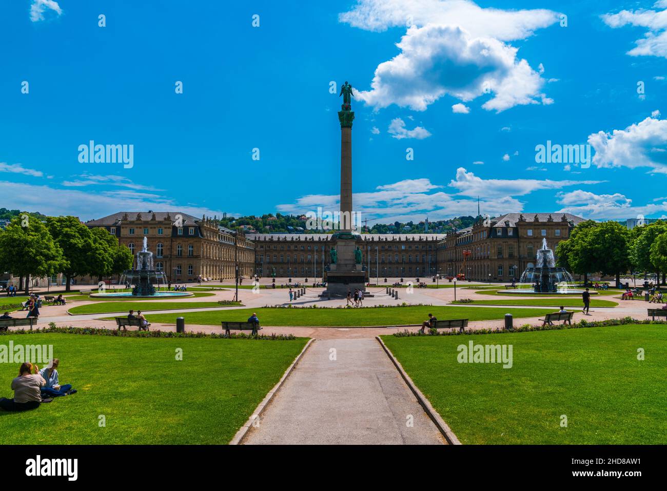 Stuttgart, Alemania, 3 de junio de 2021, Centro de la ciudad en el nuevo castillo con vista al jardín del palacio en la plaza del palacio con mucha gente disfrutando del sol y el verano Foto de stock