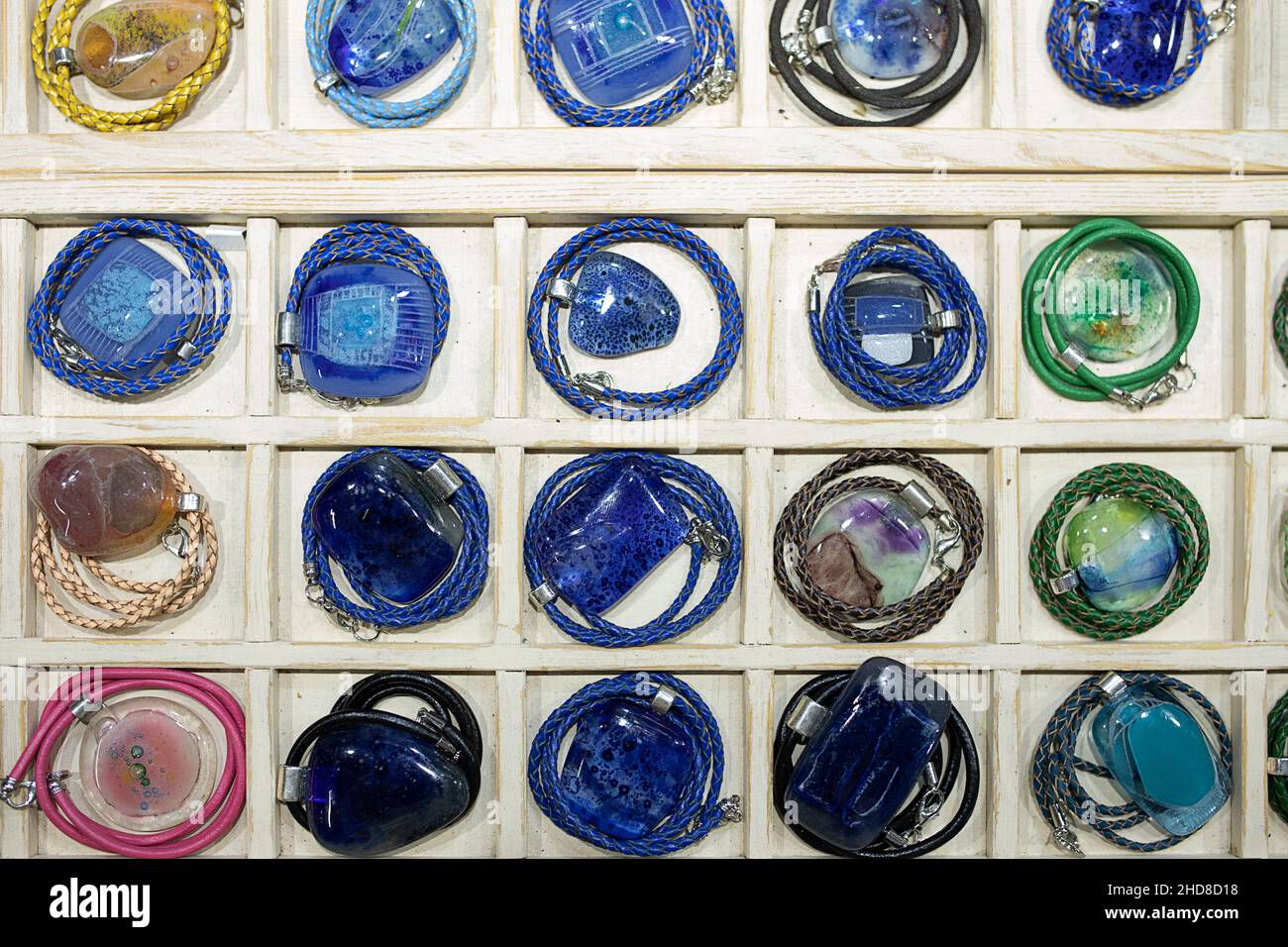 Bisutería multicolores joyas hechas a mano de resina epoxi, caja en la  tienda, amplia selección, accesorios personalizados. Accesorios  personalizados, pasatiempos, pequeñas empresas Fotografía de stock - Alamy