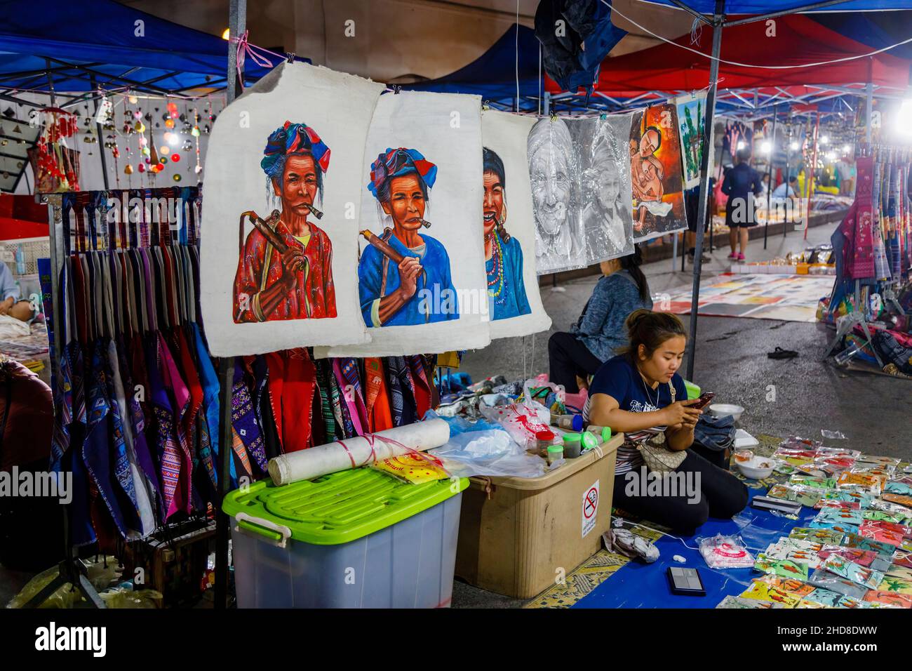 Puesto de venta de dibujos de la tribu de las colinas locales en el mercado nocturno de la calle peatonal en el centro de Luang Prabang, norte de Laos, sudeste de Asia Foto de stock