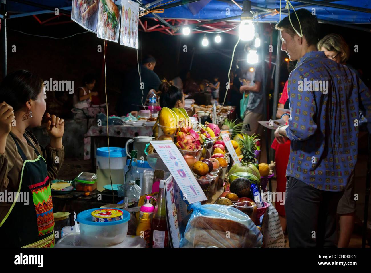 Las frutas y bebidas se encuentran en el mercado nocturno de la calle peatonal en el centro de Luang Prabang, norte de Laos, sudeste asiático Foto de stock