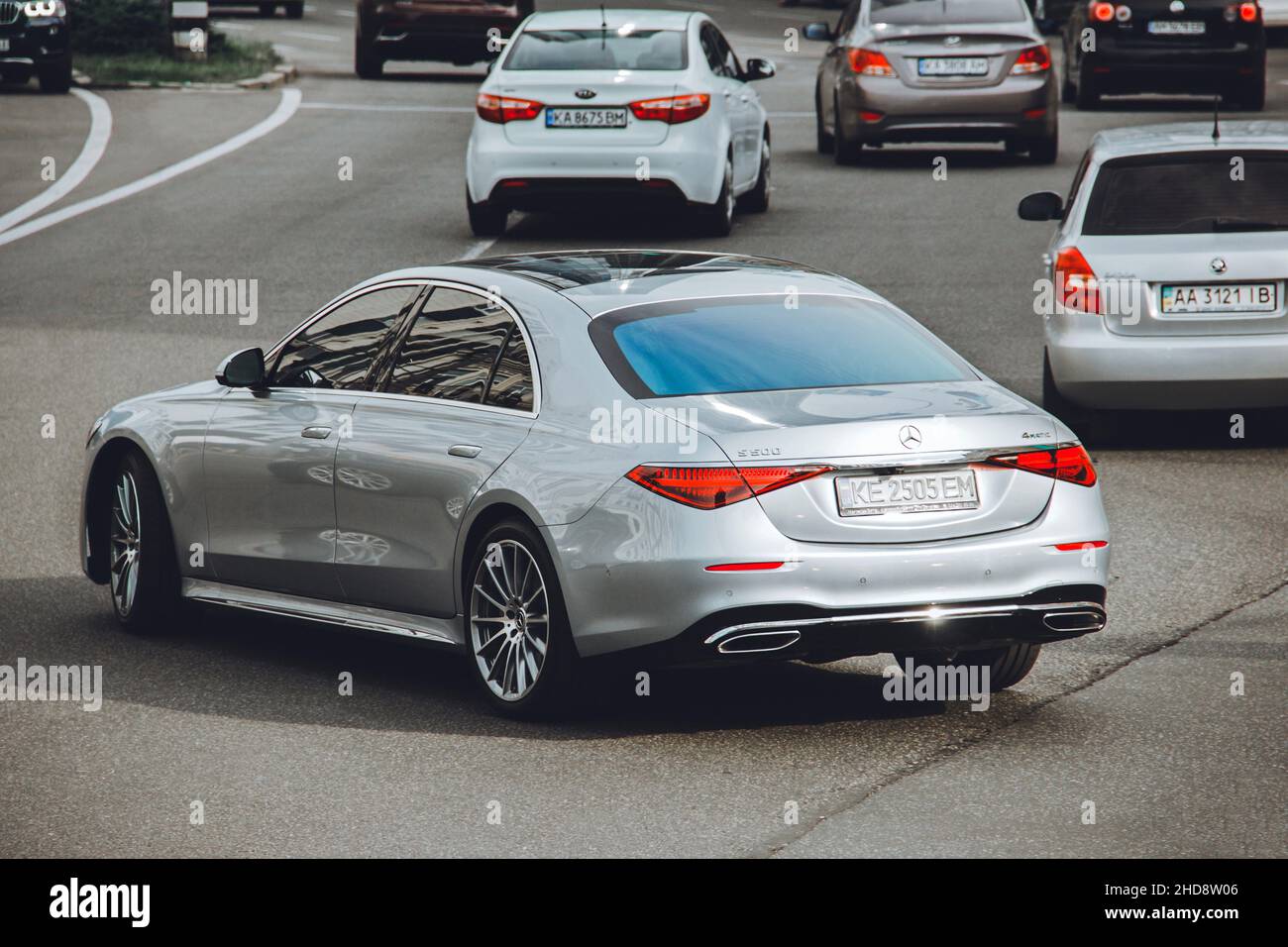 Kiev, Ucrania - 19 de junio de 2021: Coche de lujo Mercedes Benz S Clase  W223 en la carretera Fotografía de stock - Alamy