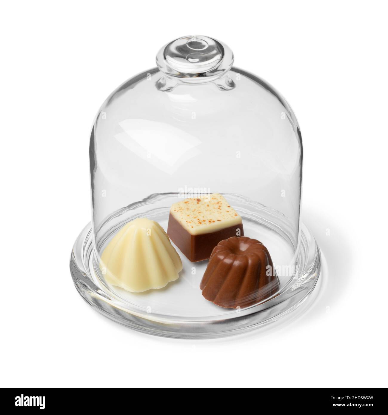 Variación de los bons de chocolate en una campana de cristal muestra de cerca Foto de stock