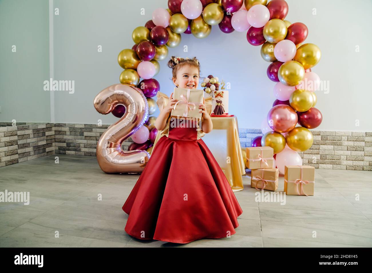 Una niña de 2 años celebrando su cumpleaños Fotografía de stock - Alamy