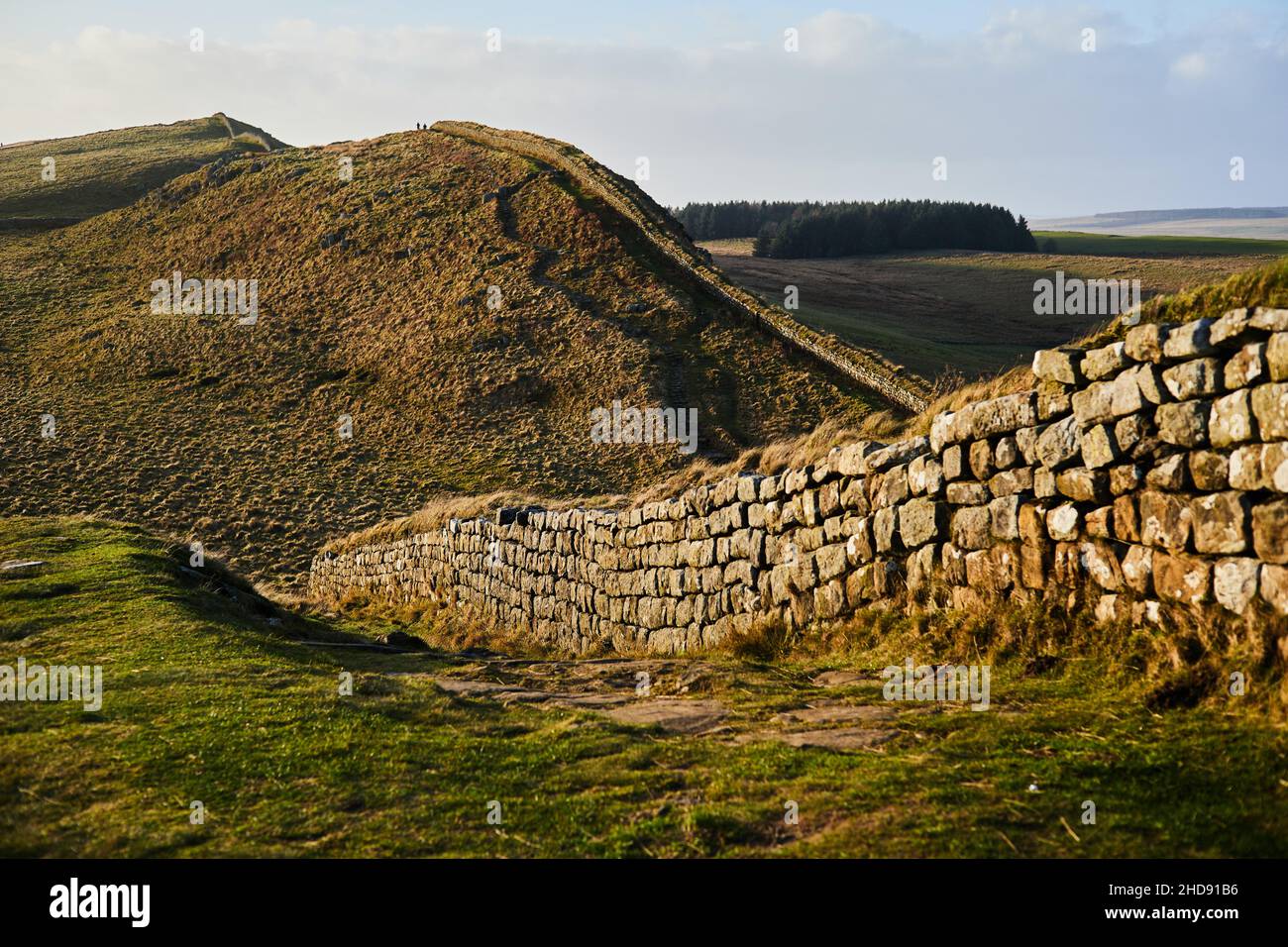 El Muro de Adriano, un impresionante muro construido a lo largo de la cima de Inglaterra por los romanos Foto de stock