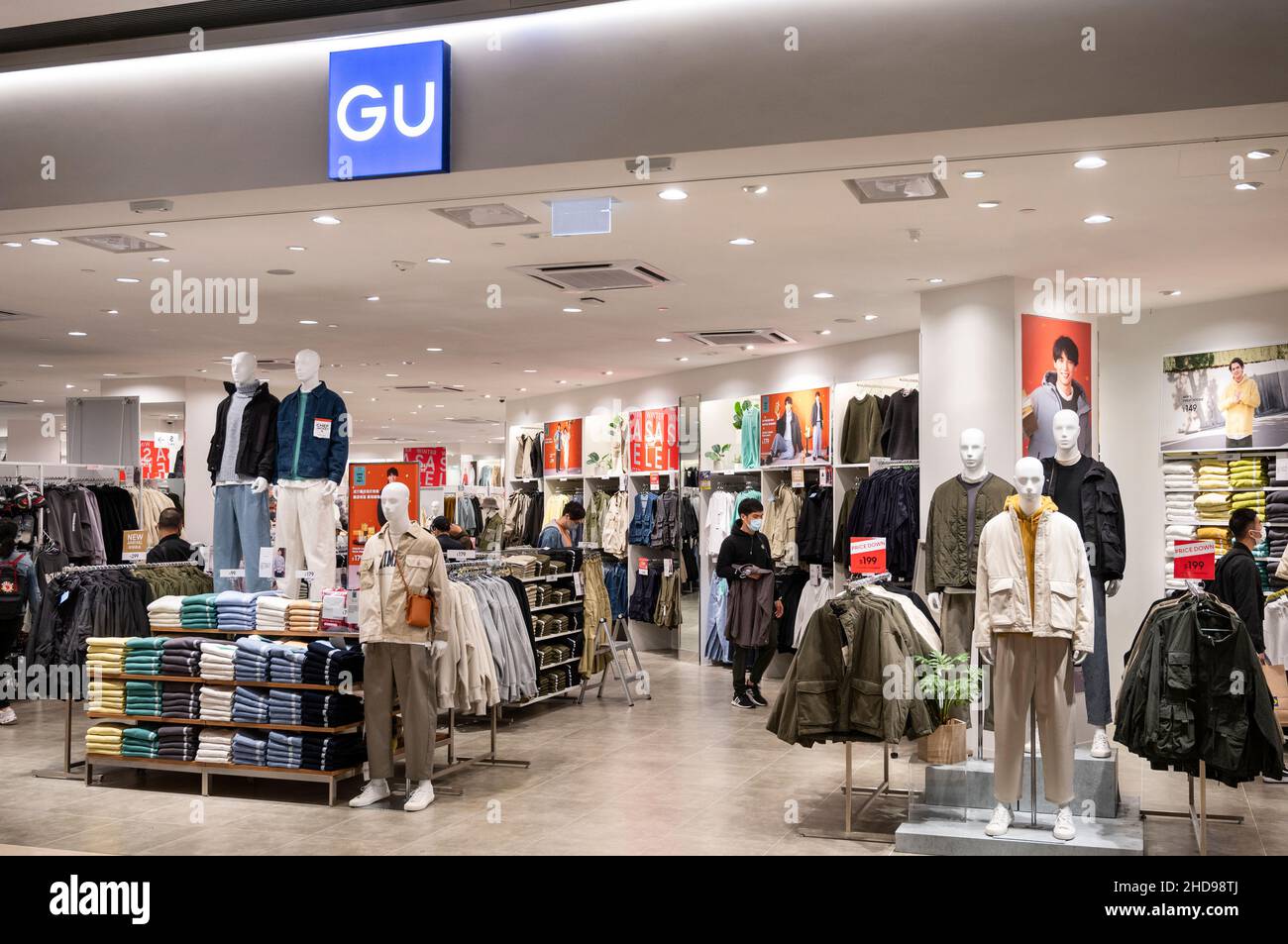 Tienda de ropa gu fotografías e imágenes de alta resolución - Alamy