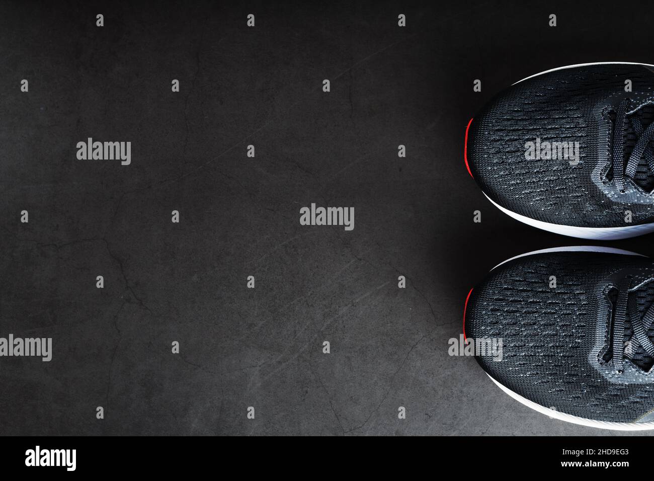 Zapatillas deportivas negras con suela roja sobre fondo negro. Espacio  libre Fotografía de stock - Alamy
