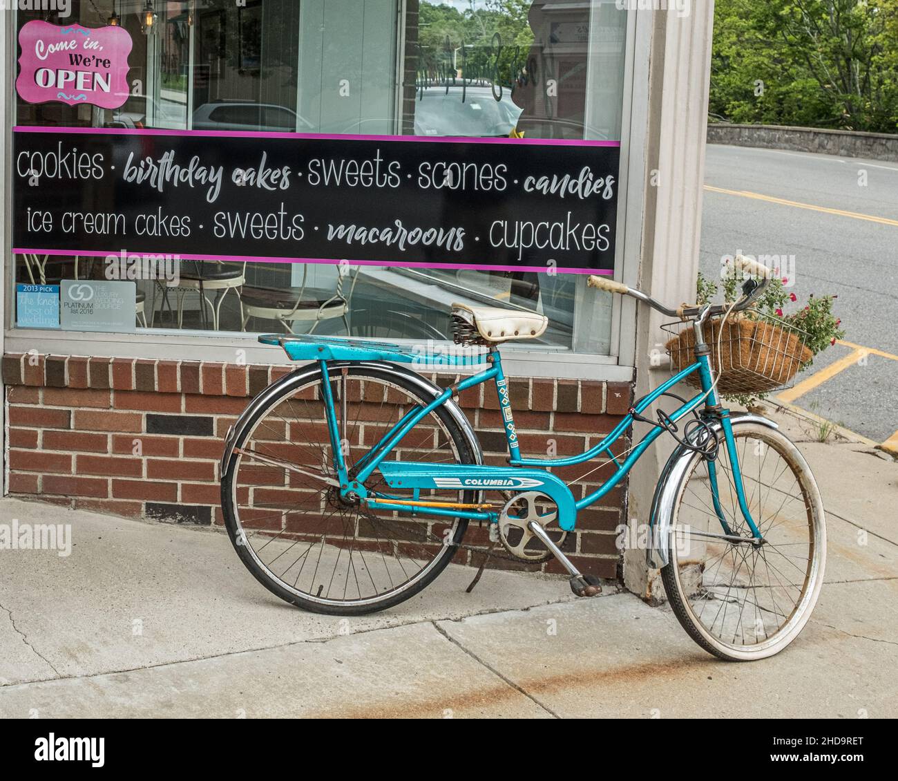 Bicicleta frente a una tienda en Clinton, MA Foto de stock