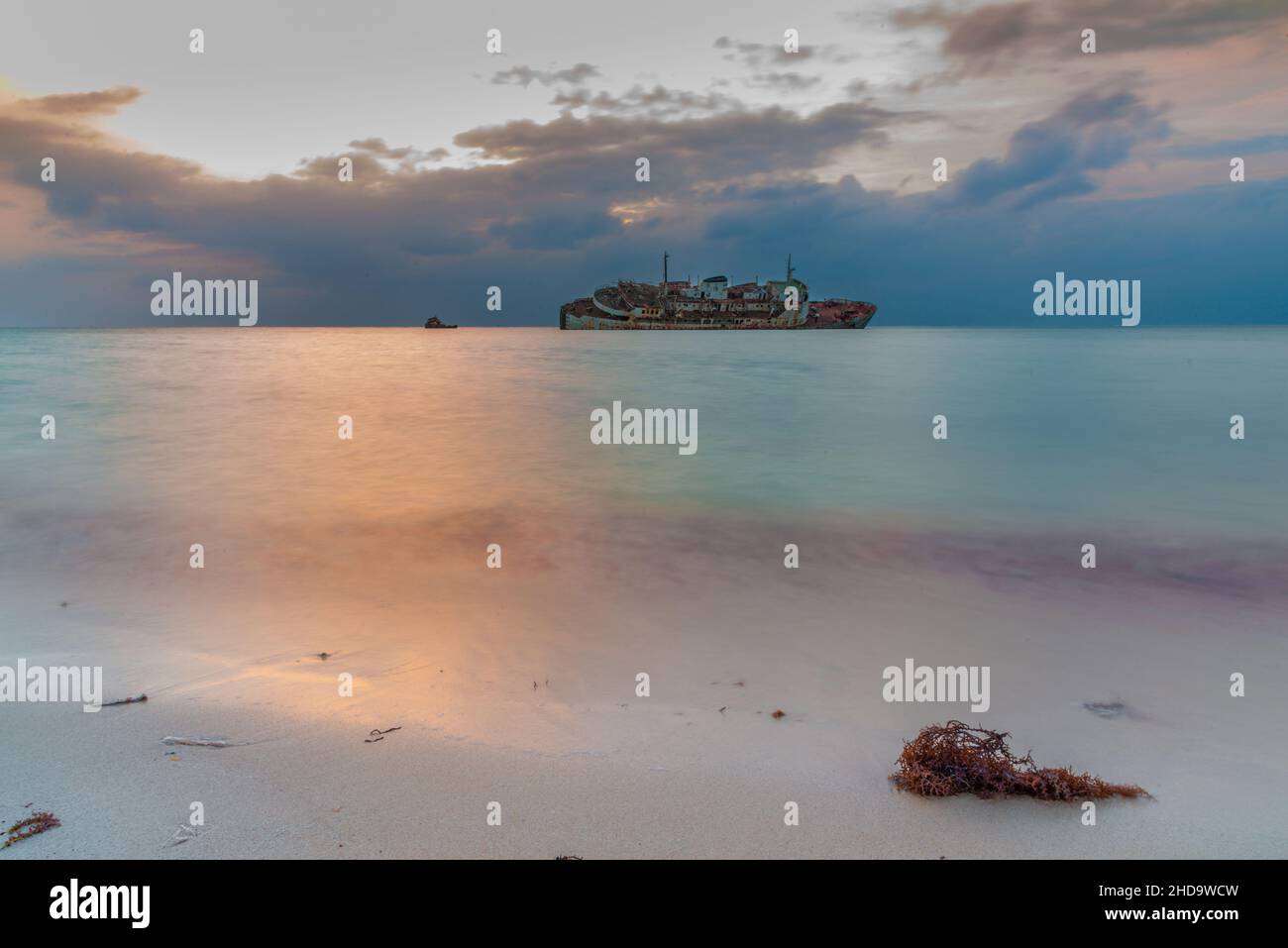 Naufragio de Al Fahad en la costa del Mar Rojo de Jeddah, Arabia Saudita Foto de stock