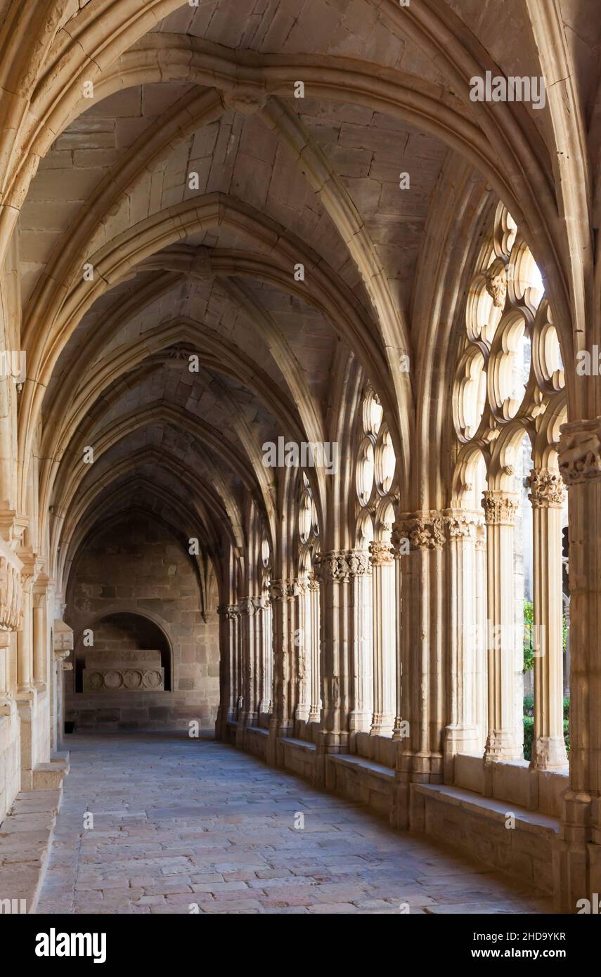 Galería arqueada en el monasterio de Santa Maria de Santes Creus. Cataluña, Foto de stock