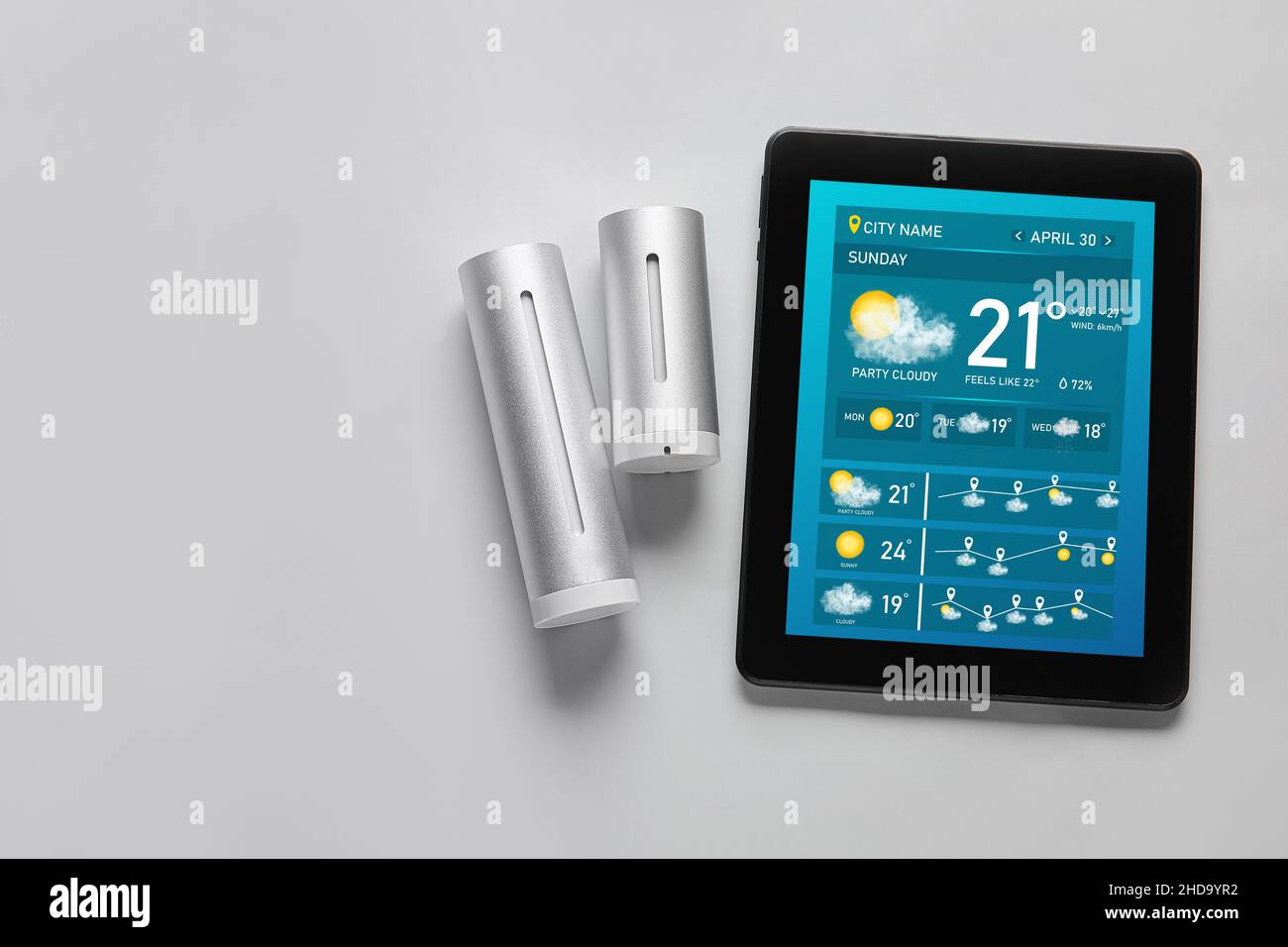 Equipo de pronóstico del tiempo y tablet sobre fondo claro con espacio para texto Fotografía de stock - Alamy Equipo de pronóstico del tiempo y tablet sobre fondo claro con espacio para texto Fotografía de stock - Alamy