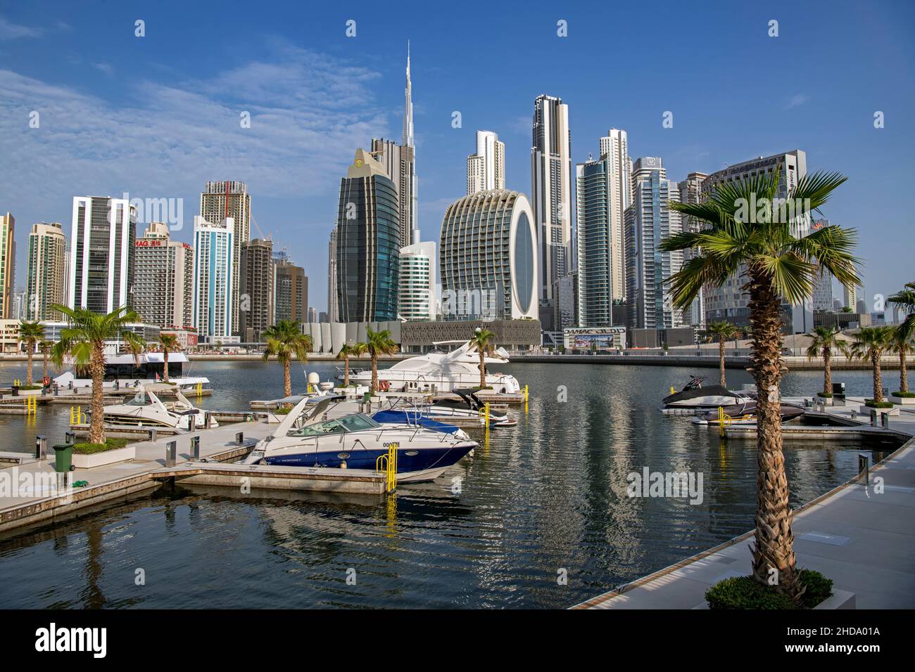 Marina Dubai Canal y el distrito de negocios con la arquitectura de módulos extraodinay Dubai Foto de stock