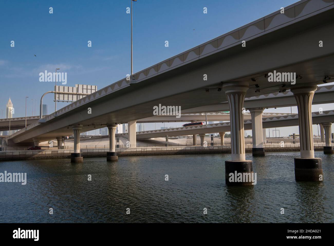 Puentes de carretera que cruzan el Canal de Dubai Foto de stock