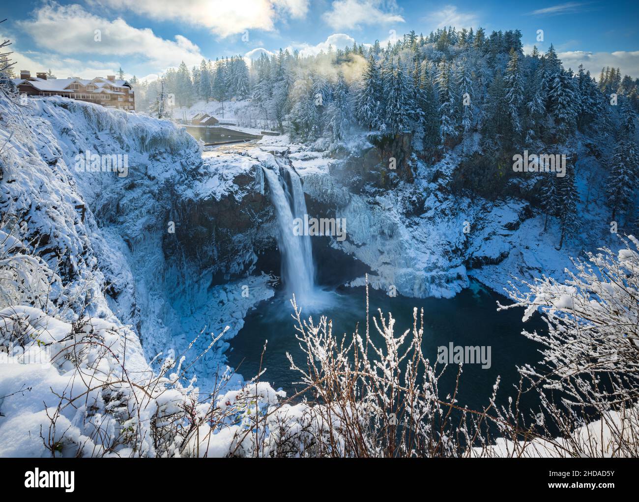 Snoqualmie Falls es una cascada de 268 pies en el río Snoqualmie entre Snoqualmie y Fall City, Washington, Estados Unidos. Foto de stock