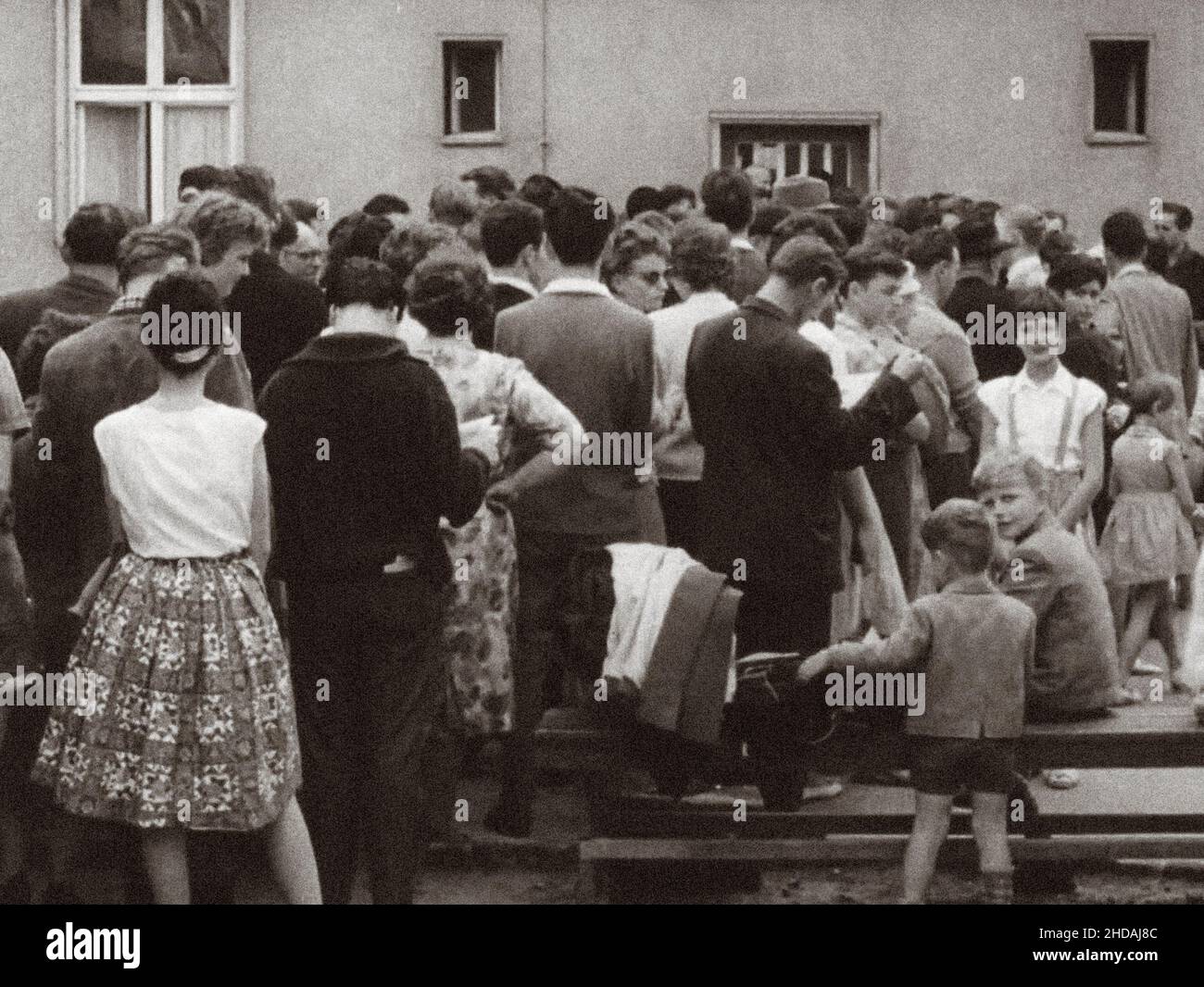Serie de fotos de archivel representa la prohibición de viajar de agosto de 1961 entre Berlín oriental y occidental y muestra la construcción de barricadas que eventualmente sería Foto de stock