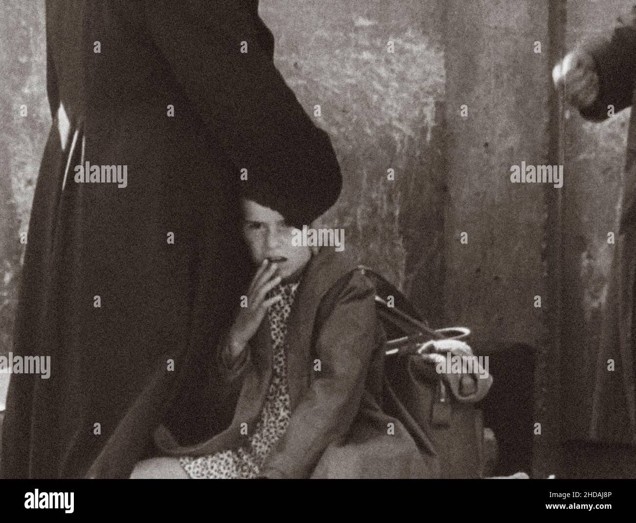 Serie de fotos de archivel representa la prohibición de viajar de agosto de 1961 entre Berlín oriental y occidental y muestra la construcción de barricadas que eventualmente sería Foto de stock