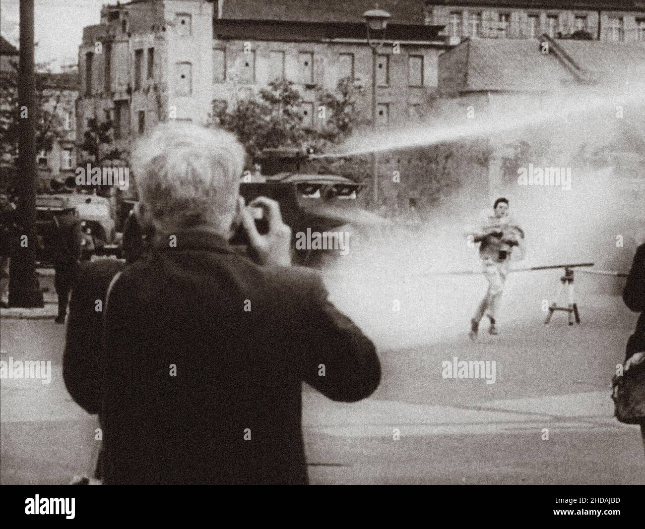 Crisis de Berlín de 1961. Serie de fotos de archivel representa la prohibición de viajar el 1961 de agosto entre Berlín oriental y Berlín occidental y muestra la construcción de barricadas Foto de stock
