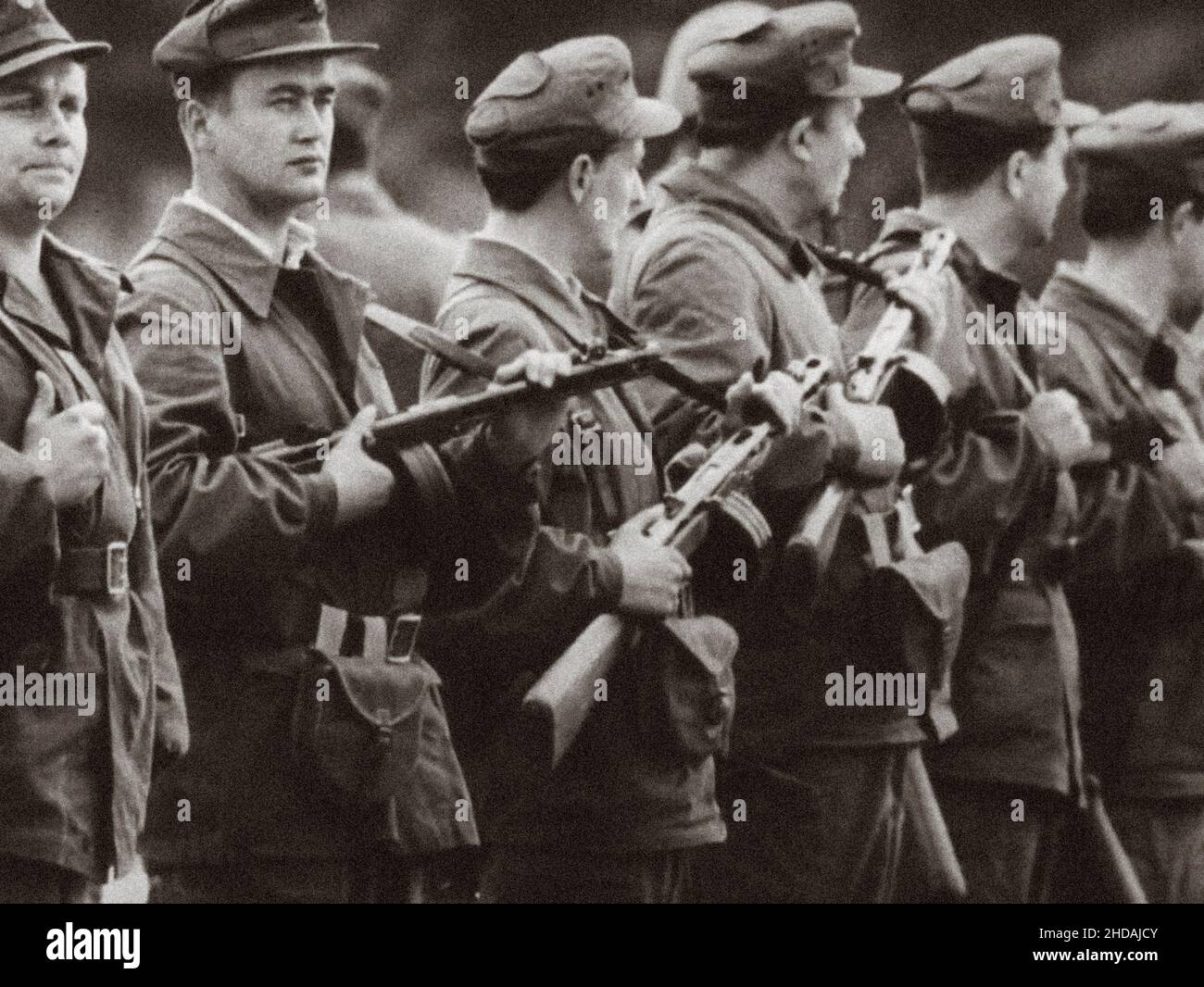 Inicio de la construcción del Muro de Berlín. Grupos de combate de la clase obrera de Alemania Oriental ("Betriebskampfgruppen") con armas ppsh-41 soviéticas en Bran Foto de stock