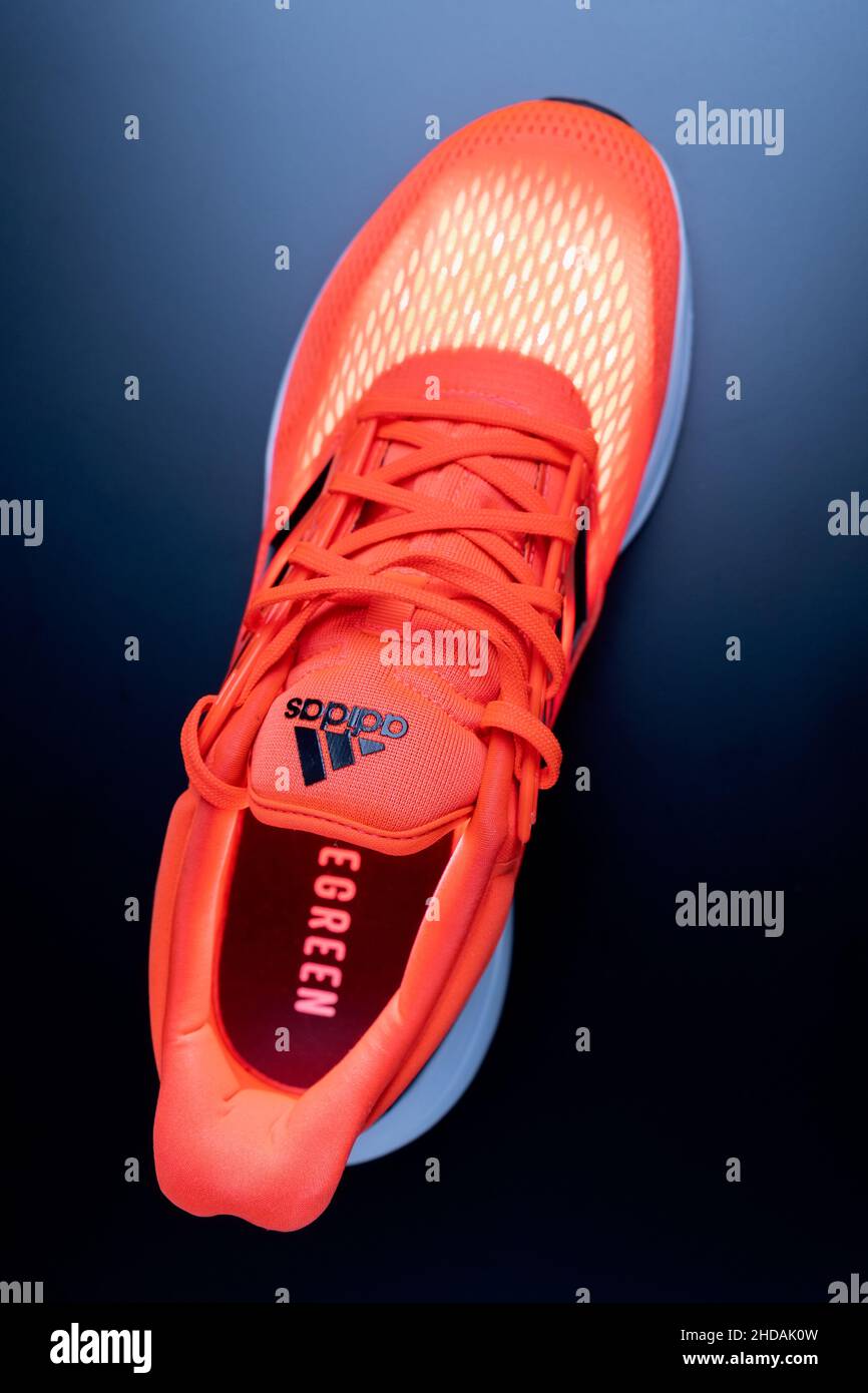 Tyumen, Rusia-13 noviembre de 2021: Nuevas zapatillas Adidas en color naranja. El modelo está fabricado con materiales reciclados. Foto Fotografía de Alamy