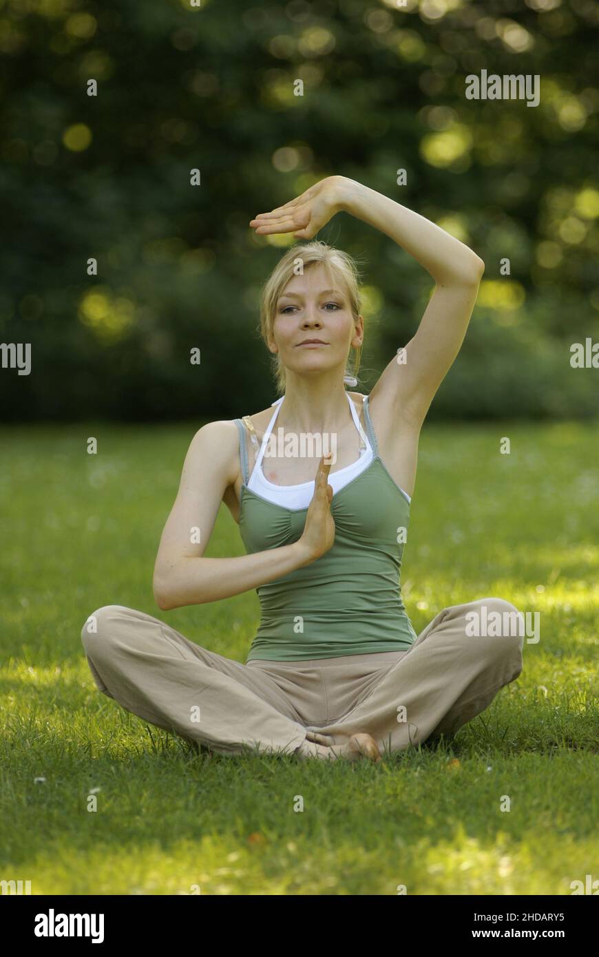 Eine junge macht Yoga im Park, Hamburgo, MR 2007 Foto de stock