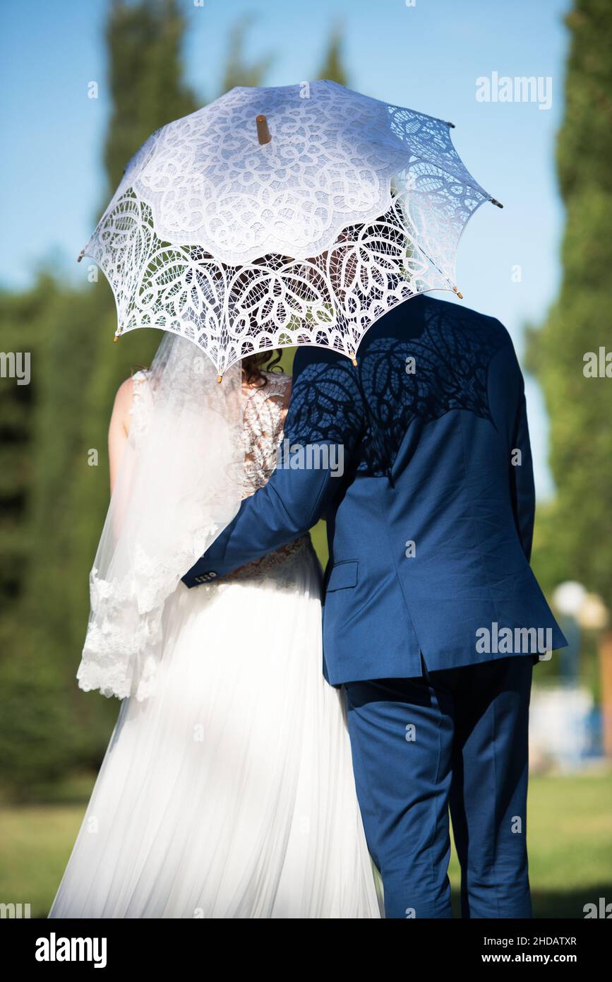 Paraguas de encaje novias fotografías e imágenes resolución - Alamy