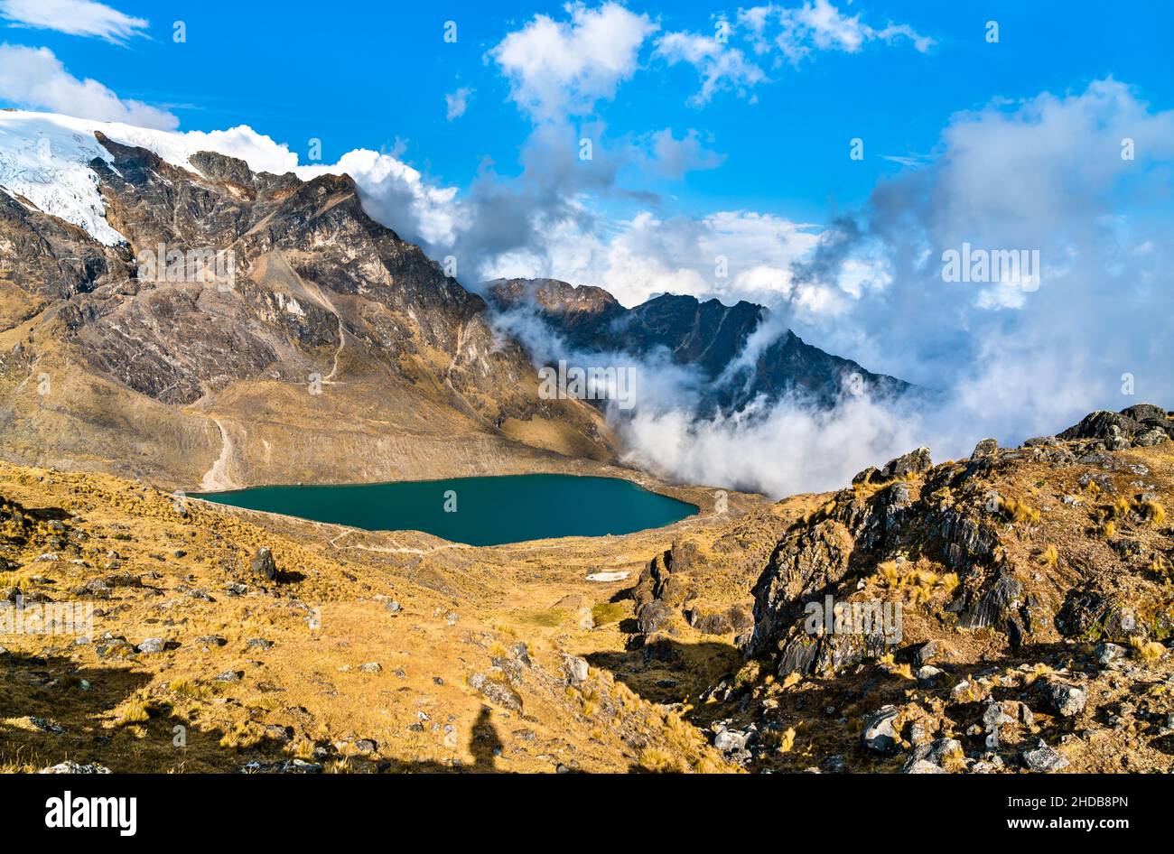 Lago en la cordillera Huaytapallana en Huancayo, Perú Foto de stock