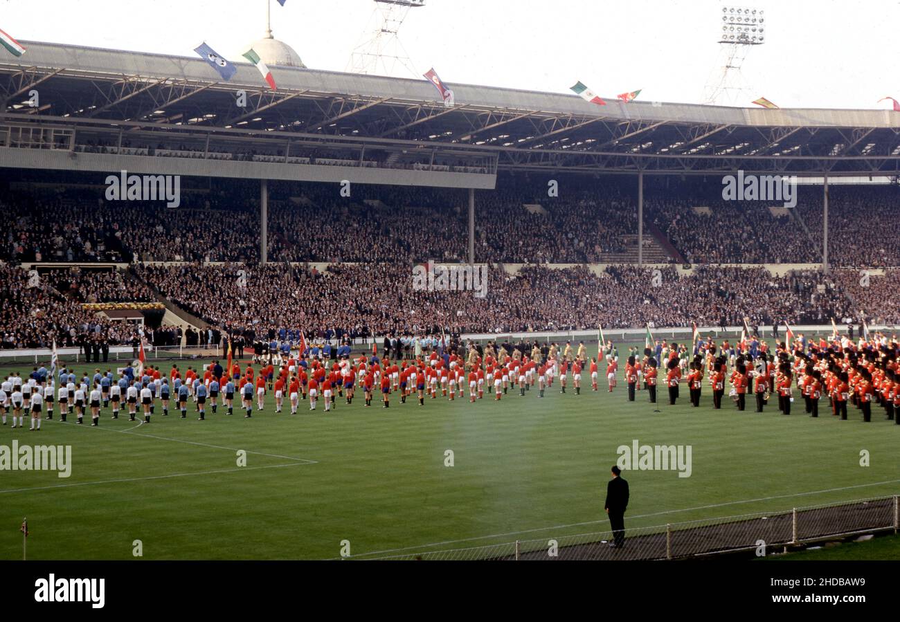 Final de la Copa Mundial 1966 Fan Amateur Fotos de los stands 11th Julio 1966 Ceremonia de apertura ante Inglaterra versus Uruguay Foto de Tony Henshaw Archivo Foto de stock