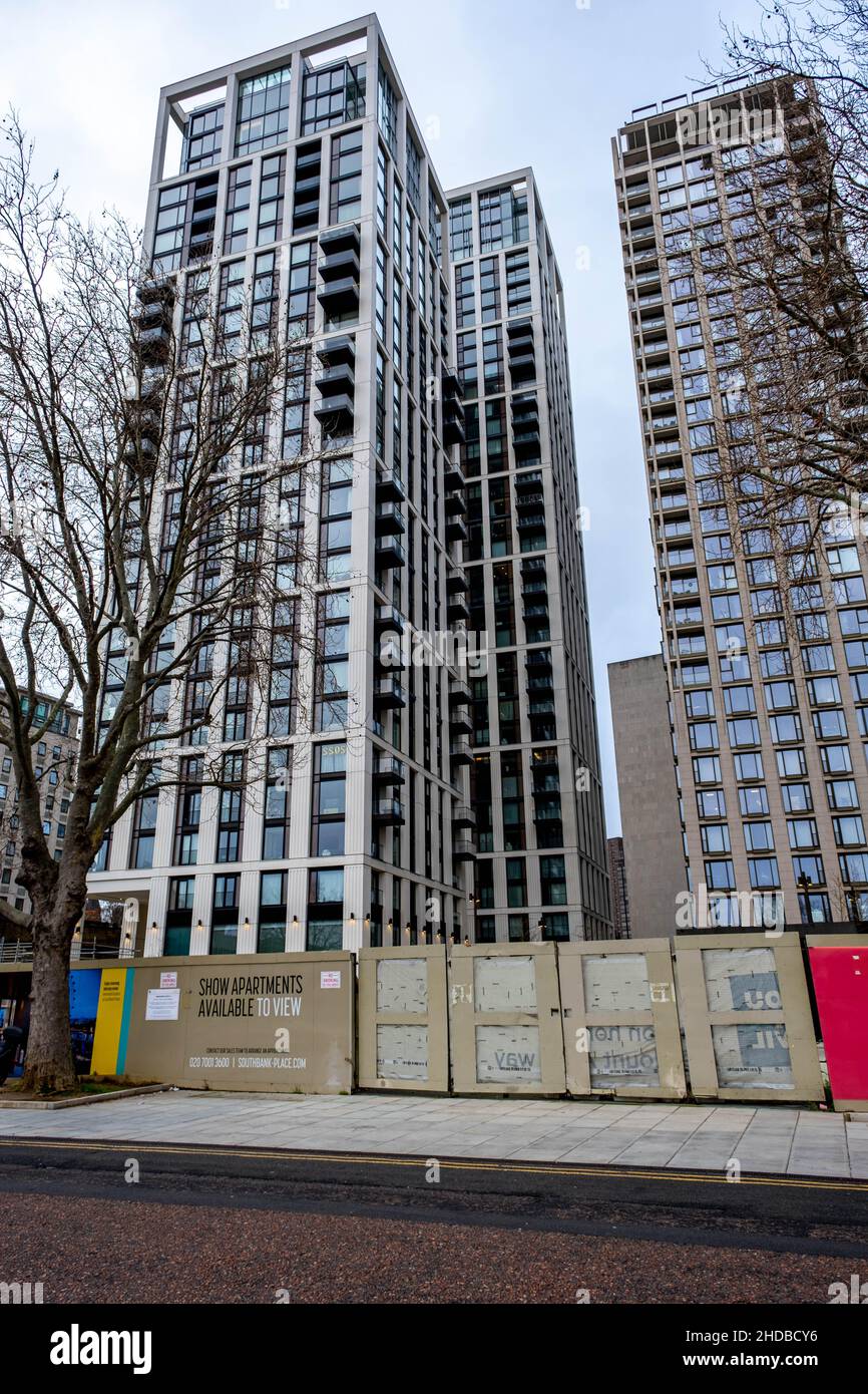 Londres Inglaterra Reino Unido Enero 02 2022, Moderno y Nuevo Residencial High Rise Tower Block Apartments Waterloo London Foto de stock