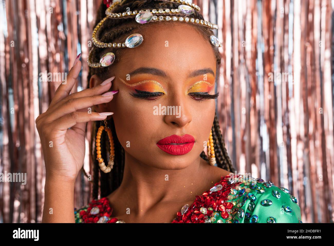 Fiesta de Carnaval en Brasil, mujer brasileña mirando lateralmente sobre  fondo colorido con maquillaje de moda Fotografía de stock - Alamy