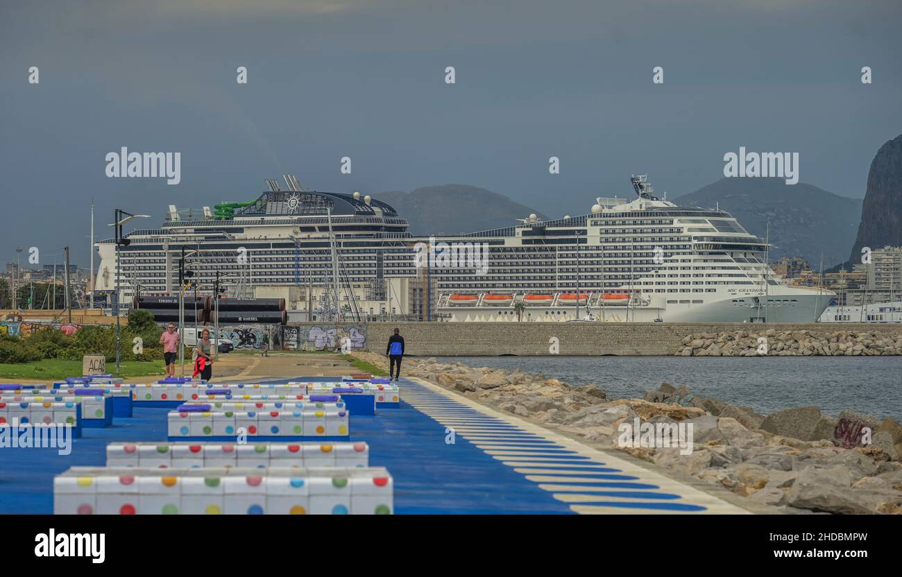 Kreuzfahrtschiff MSC Grandiosa, Hafen, Palermo, Sizilien, Italien Foto de stock