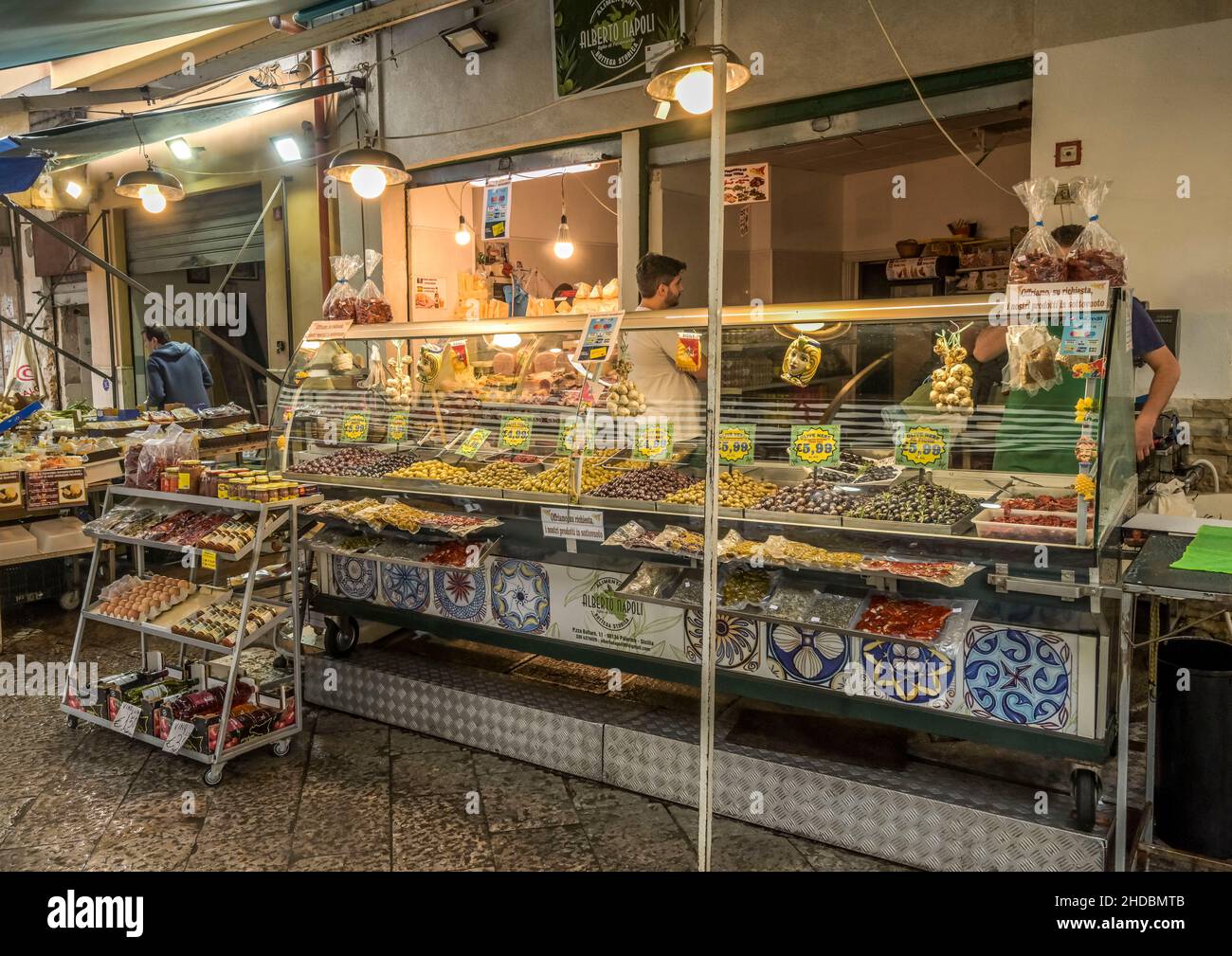 Oliven, Wochenmarkt Mercato Ballaro, Palermo, Sizilien, Italien Foto de stock