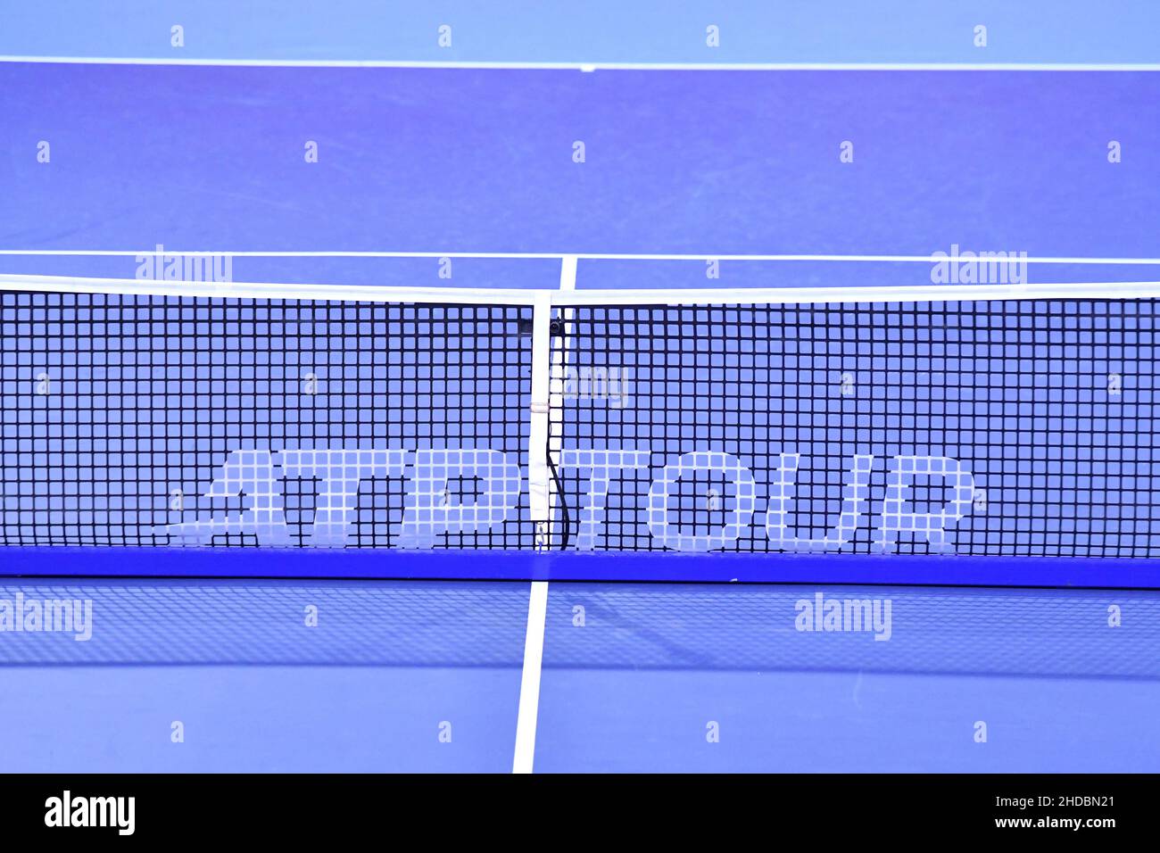 Tennis net sobre superficie azul La próxima generación de finales ATP, en Milán. Foto de stock