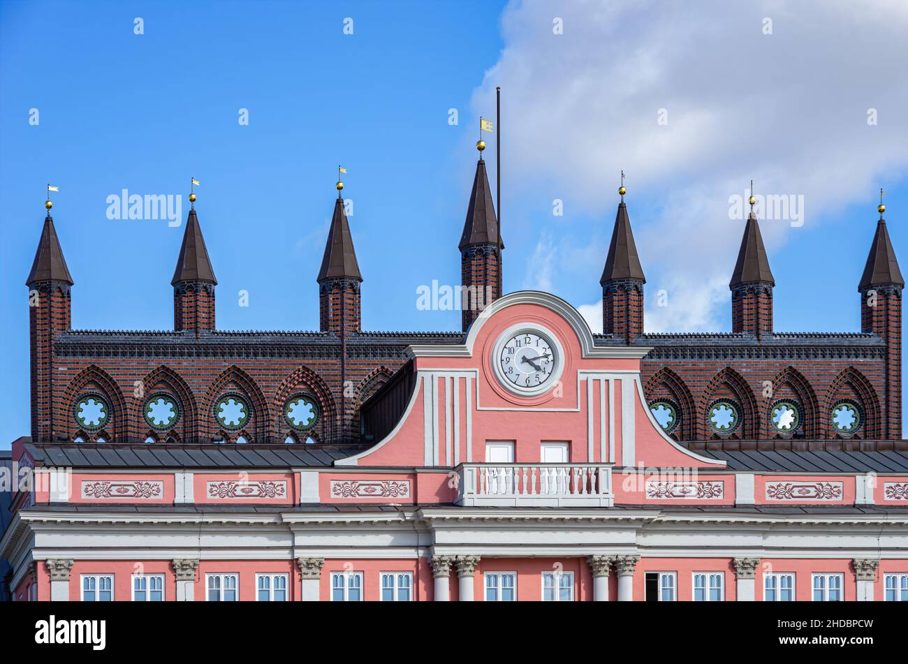 Sección superior del ayuntamiento de la ciudad hanseática de Rostock, Mecklemburgo-Pomerania Occidental, Alemania. Foto de stock
