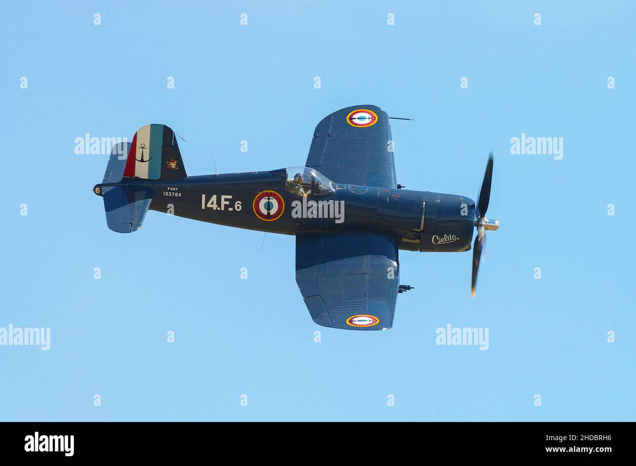 Vought F4U-7 Avión de caza de la Segunda Guerra Mundial de Corsair F-AZYS  volando en el aeródromo de Duxford. Francés Aéronavale 14.F Flotilla  colores 7-F4U avión Fotografía de stock - Alamy