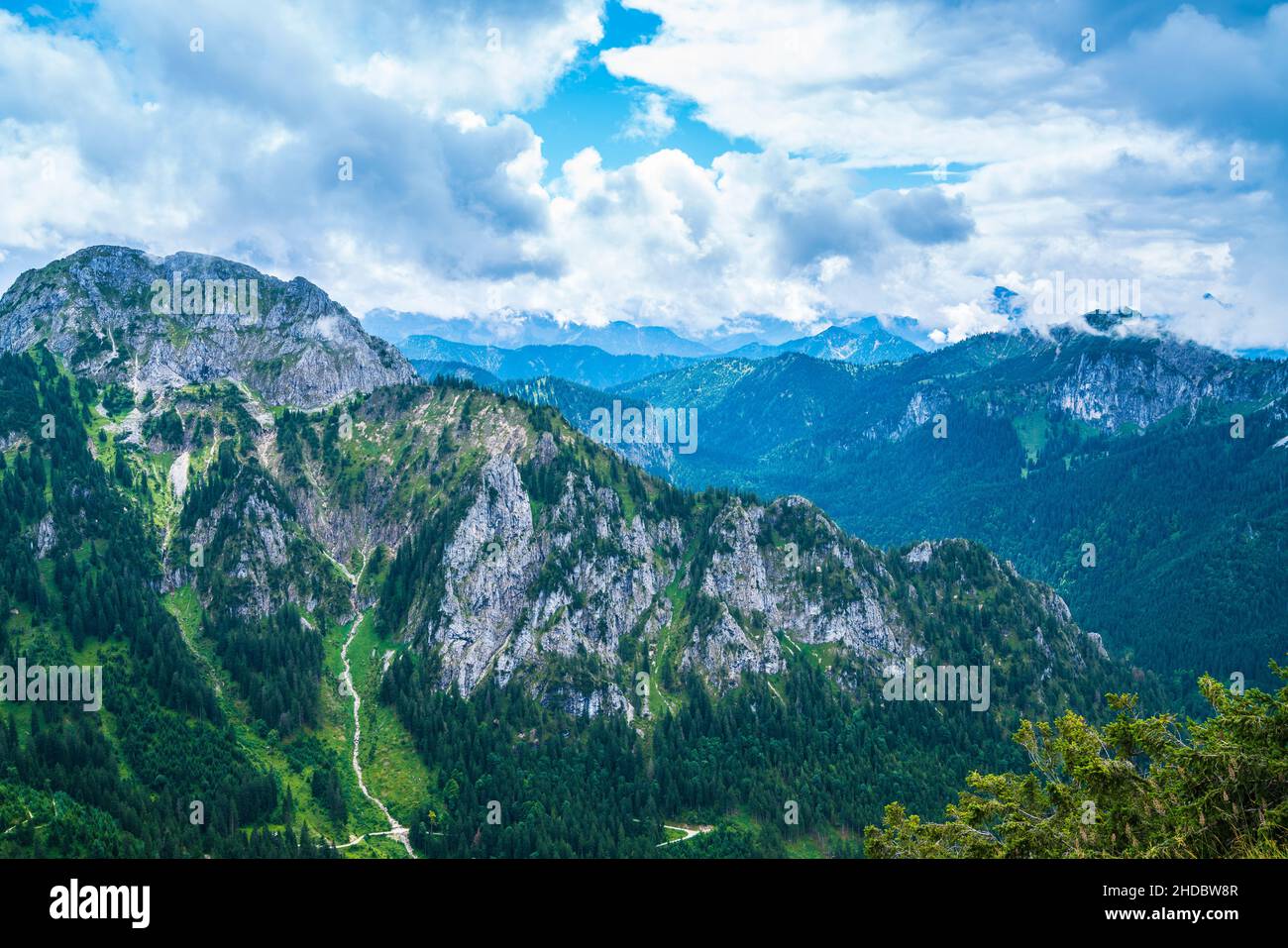 Alemania, Tegelberg vista de la cima de la montaña en el paisaje natural de allgaeu bávaro en la cresta de la montaña de los alpes, un paraíso para el senderismo Foto de stock