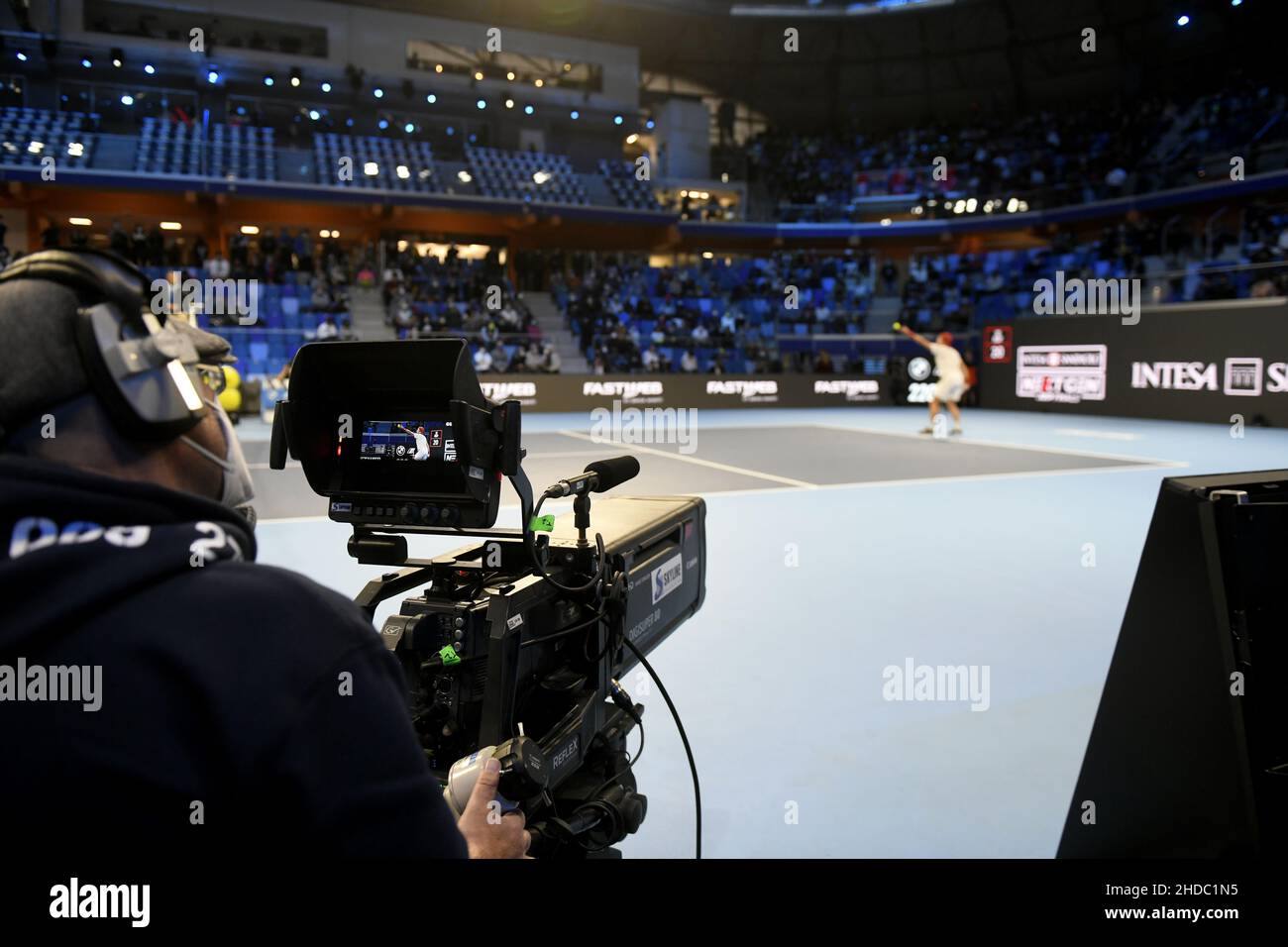Cámara rodando un partido de tenis de la próxima generación de finales ATP en la pista de tenis interior de la nube de Allianz, en Milán 2021. Foto de stock