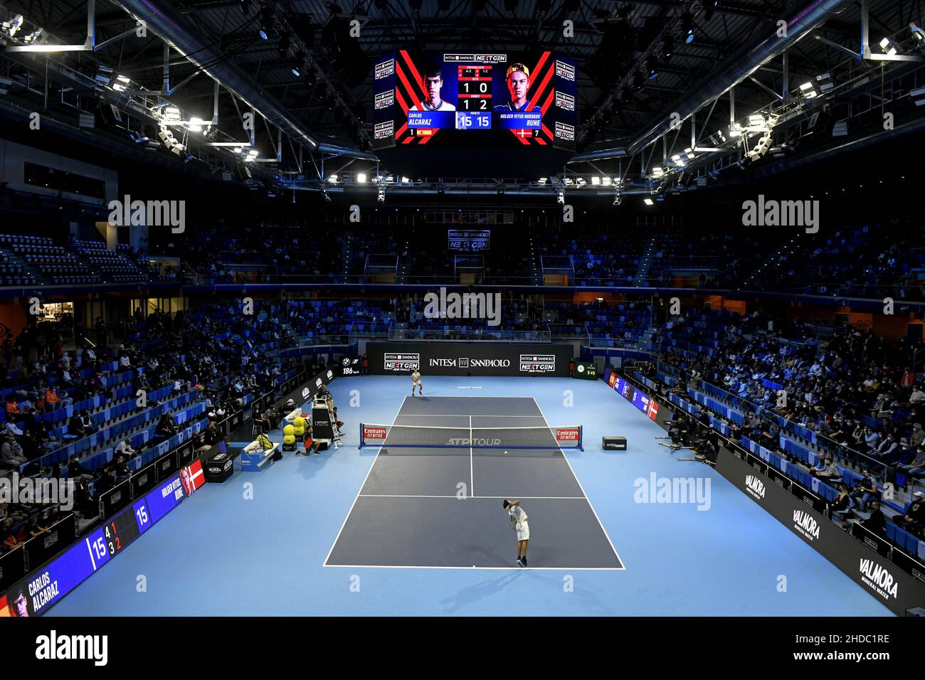Partido de tenis de las finales de la ATP de la próxima generación en la pista de tenis interior de Allianz Cloud, en Milán 2021. Foto de stock