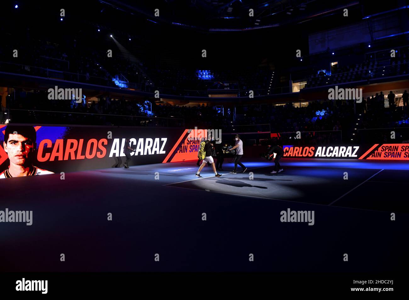 El tenista español Carlos Alcaraz entra en la cancha durante las finales de la próxima generación de la ATP, en Milán. Foto de stock