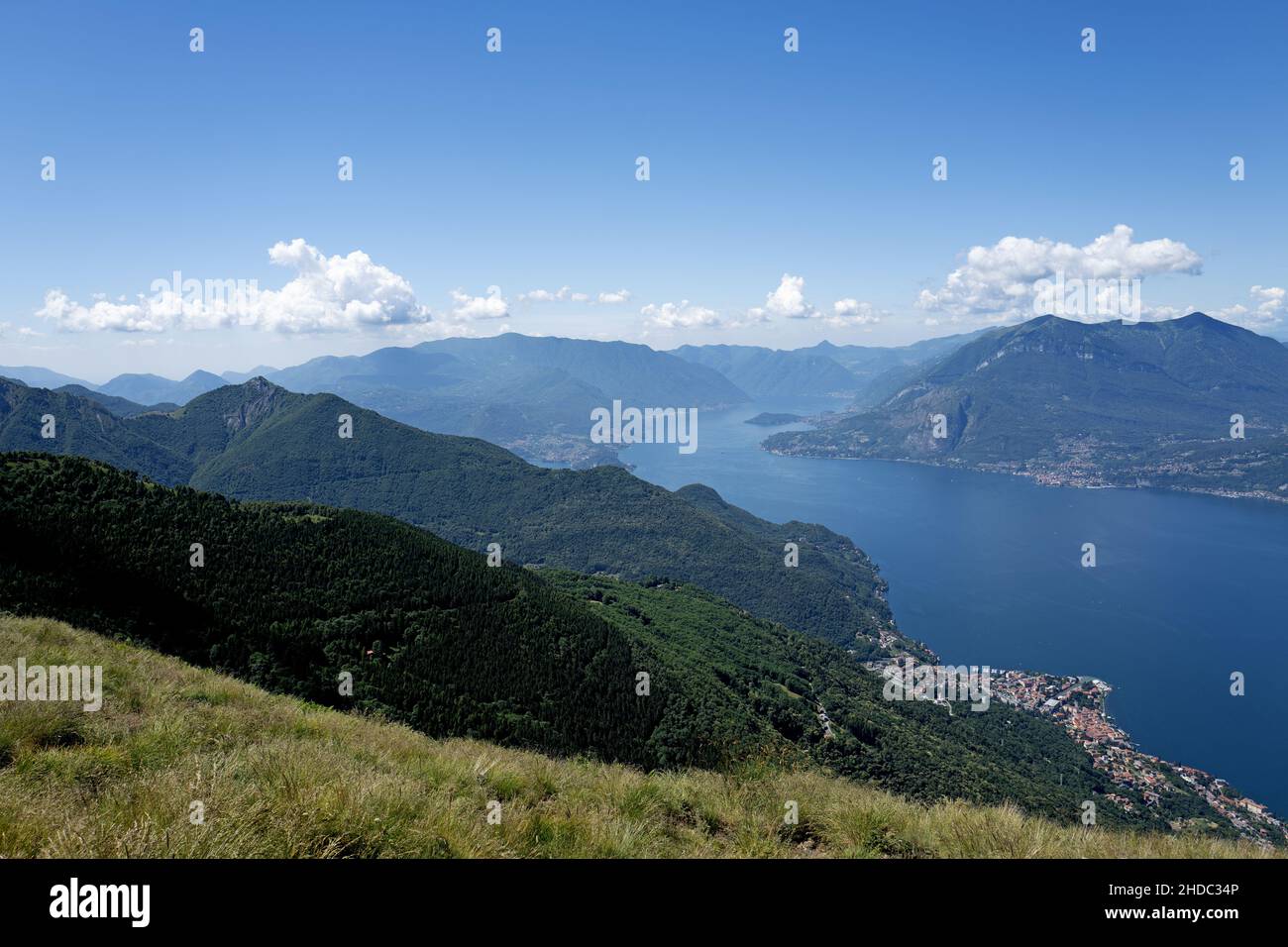 Vista superior del lago Como y los Alpes lo rodean en un trekking de verano. Foto de stock