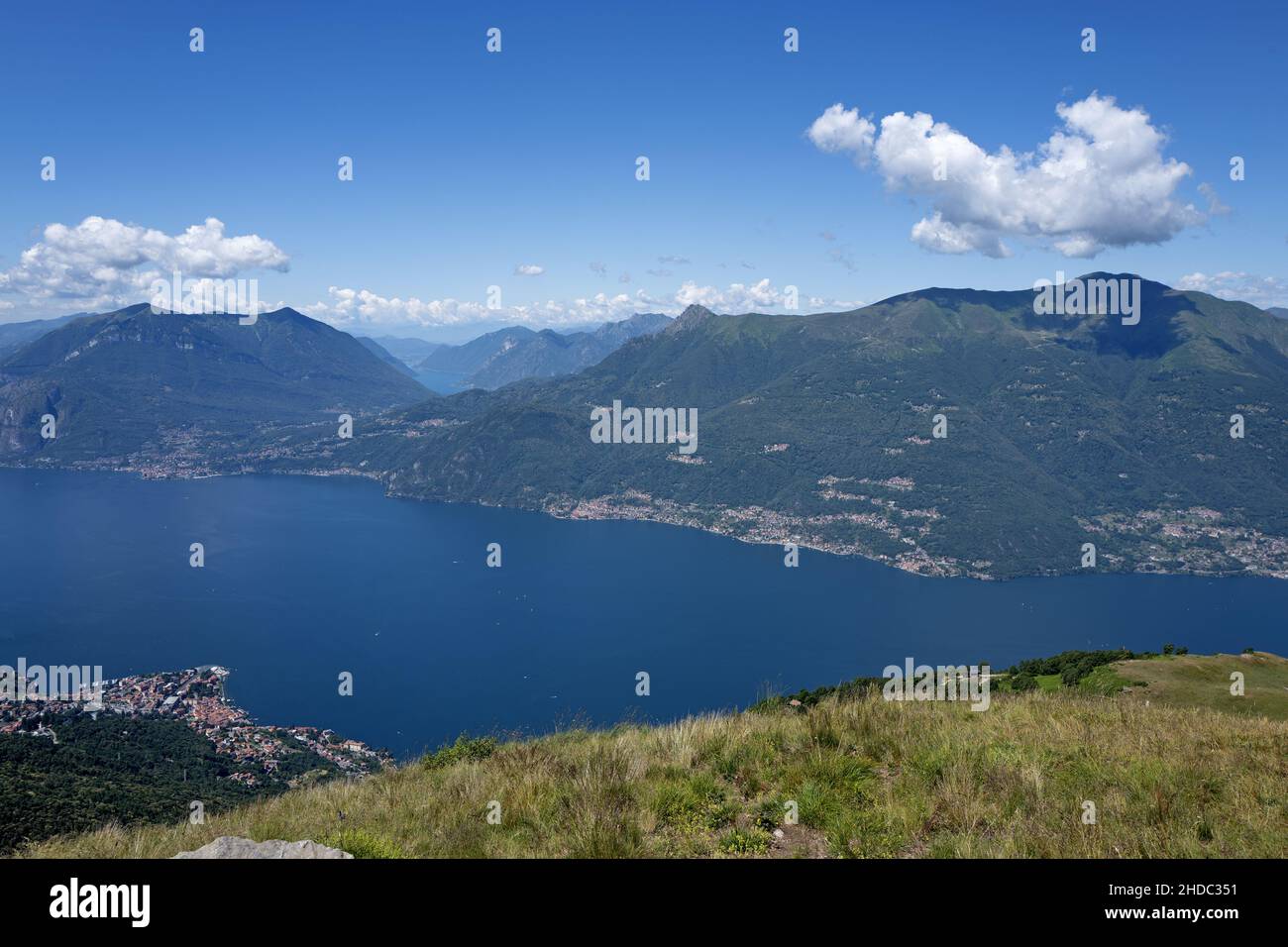 Vista superior del lago Como y los Alpes lo rodean en un trekking de verano. Foto de stock
