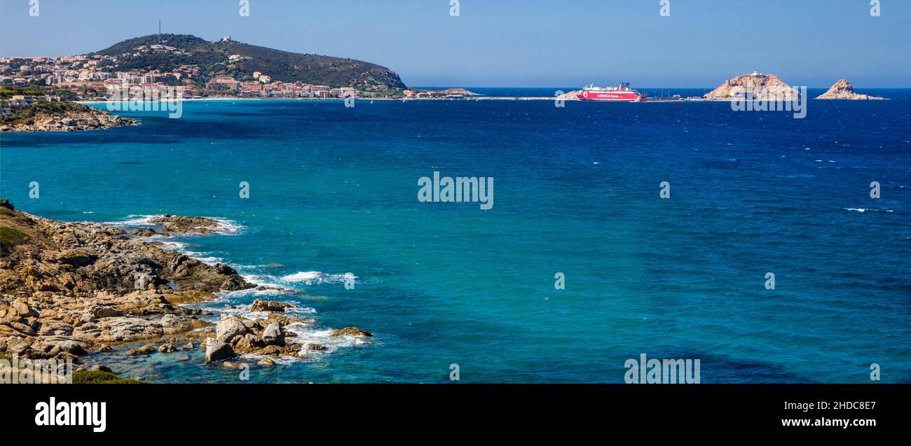 Puerto de L'Ile-Rousse con la isla costera de La Pietra, Balagne, Jardín de Córcega, L'Ile-Rousse, Córcega, Francia Foto de stock