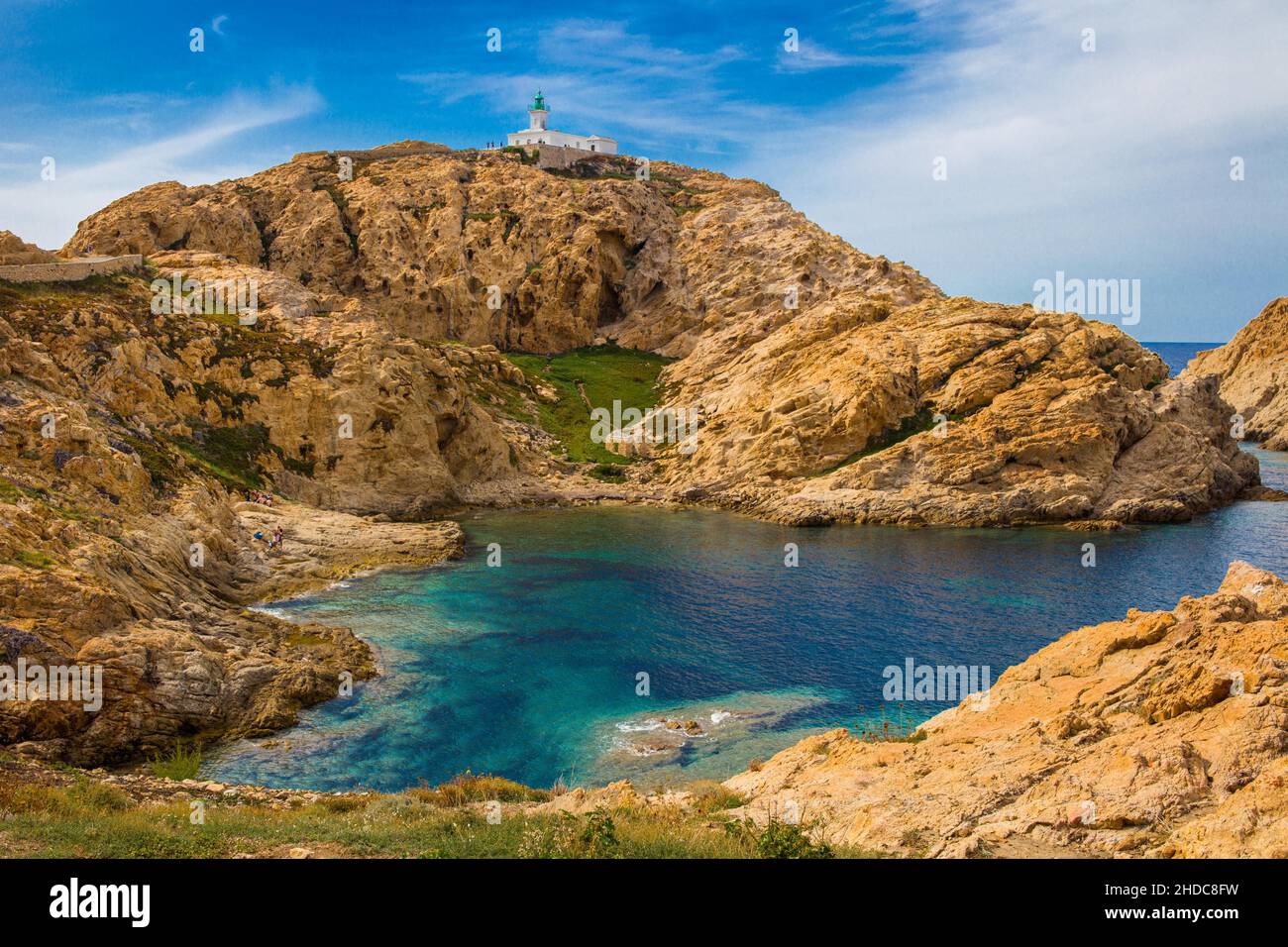 Puerto de L'Ile-Rousse con la isla costera de La Pietra, Balagne, Jardín de Córcega, L'Ile-Rousse, Córcega, Francia Foto de stock