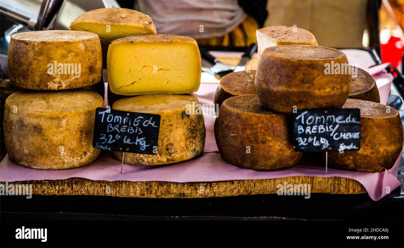 Salchicha y el mercado de queso puesto, Ciudad Vieja, Ville Haute, Bonifacio, Córcega, Bonifacio, Córcega, Francia Foto de stock