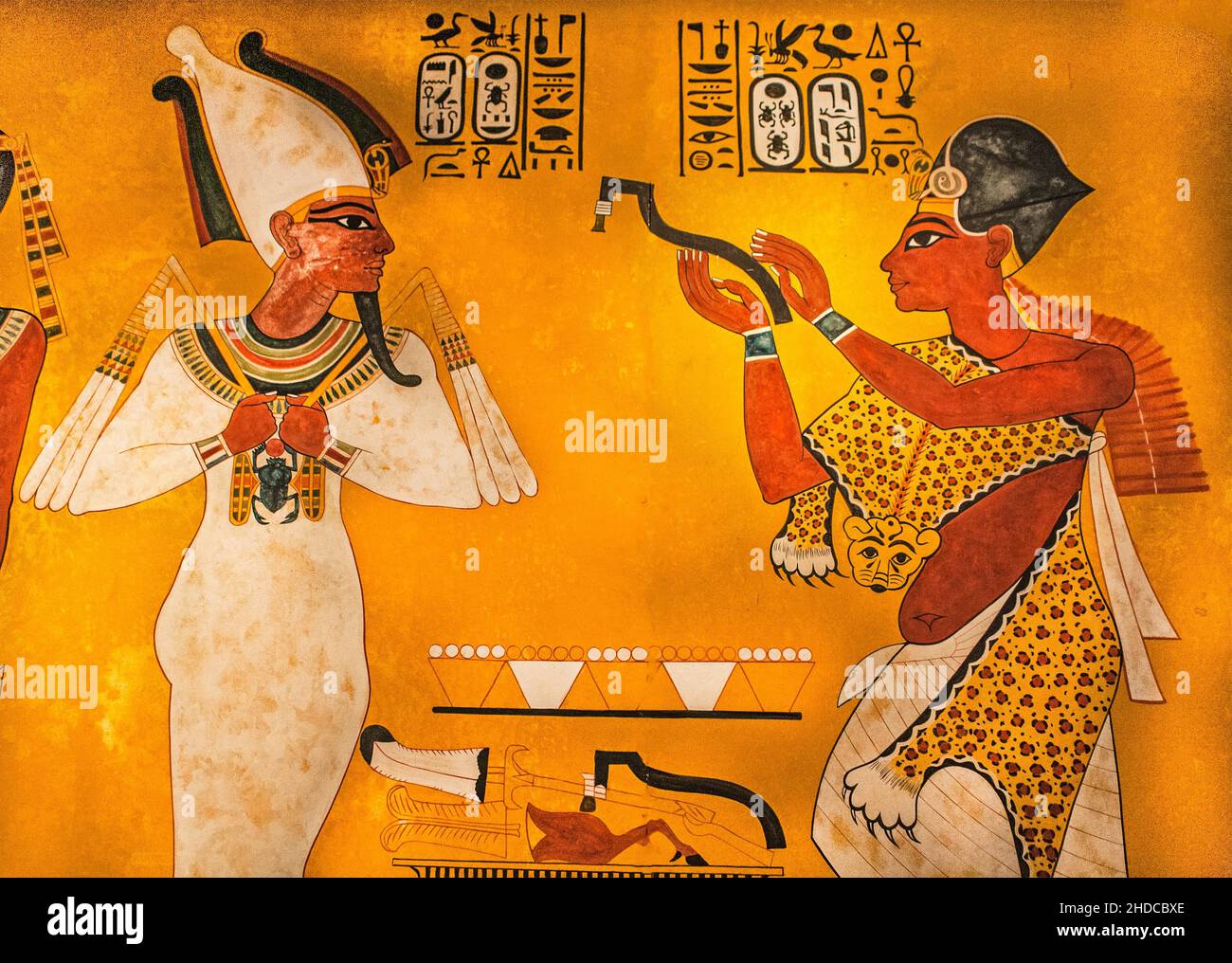 Ceremonia ritual de apertura de la boca en Tutankhamon en representación de Osiris por Eje, tesoros de la tumba de Tutankhamon, sensación arqueológica del mundo, replic Foto de stock