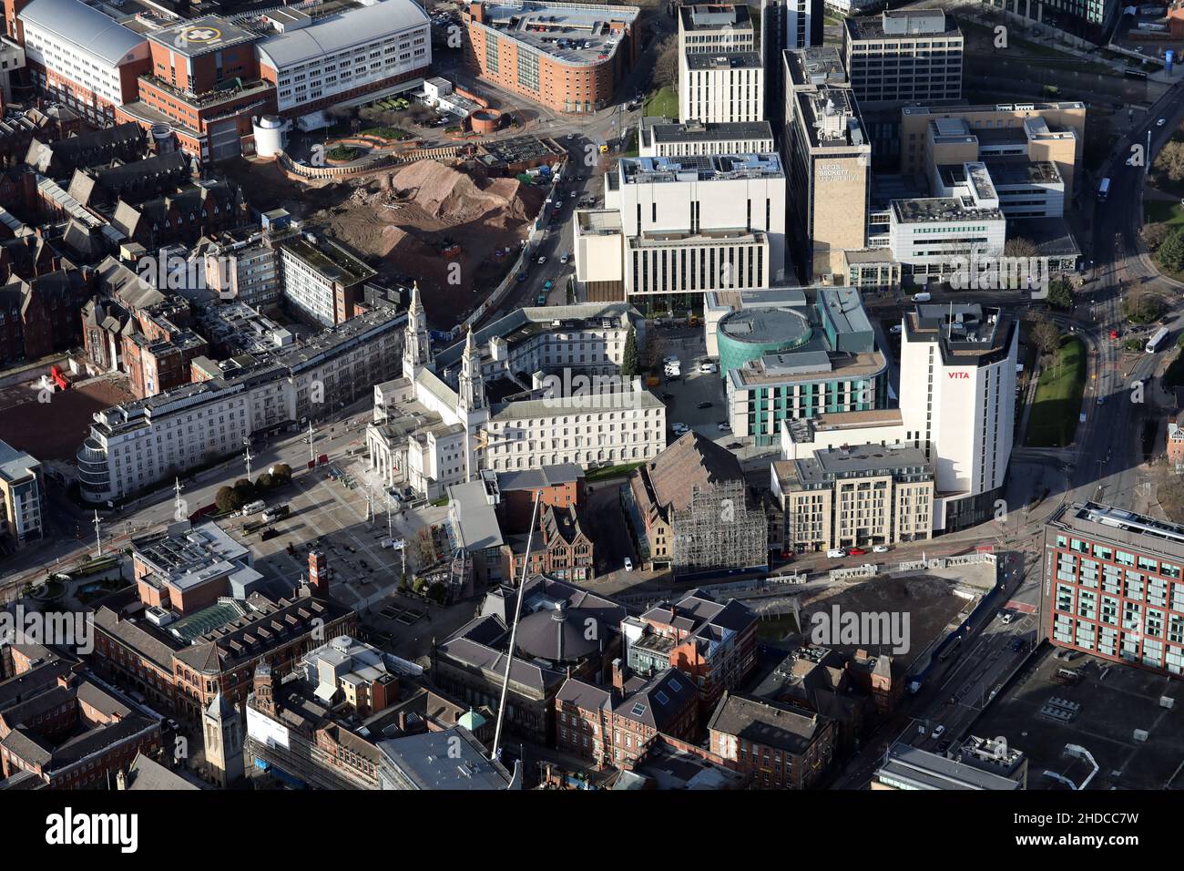 Vista aérea de la Universidad de Leeds Beckett, con el Ayuntamiento de Leeds y la Escuela de Negocios de Leeds Beckett en primer plano Foto de stock