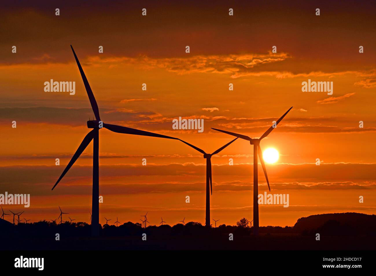 Europa, Deutschland, Niedersachsen, Windpark, Stromerzeugung, Sonnenuntergang, Windrad, Alternative Energien, Sonnenuntergang, Foto de stock