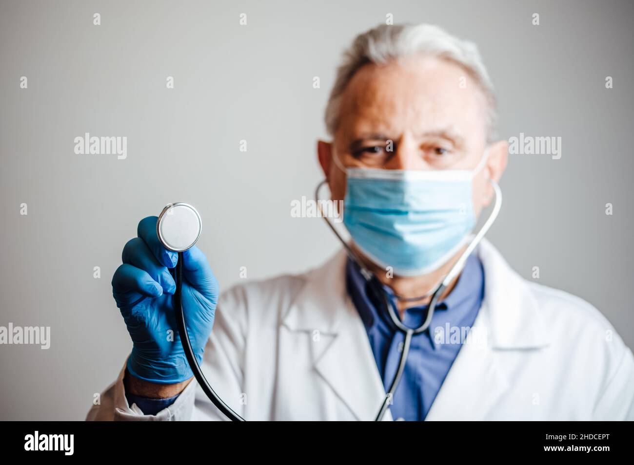El médico está a punto de examinar el corazón y los pulmones de un paciente Foto de stock