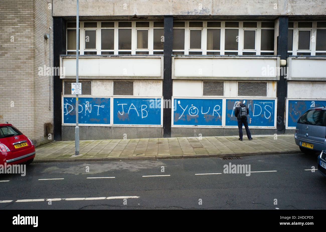 Mensaje diciendo No deje a sus hijos pintados en el lado de un edificio abandonado en el medio de Scarborough, North Yorkshire Foto de stock