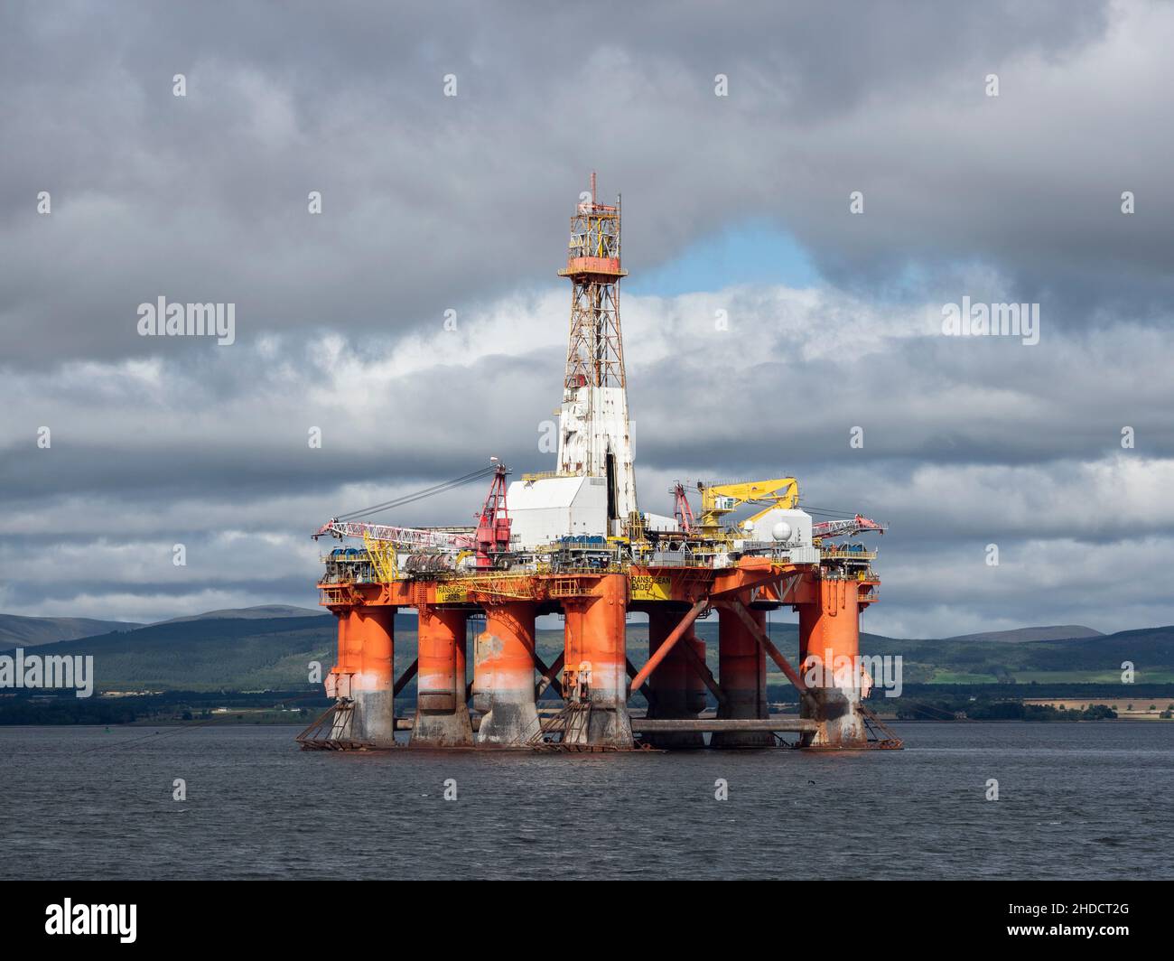 Plataforma de perforación semisumergible Transocean Leader amarrada en Cromarty Firth, Highland, Escocia Foto de stock
