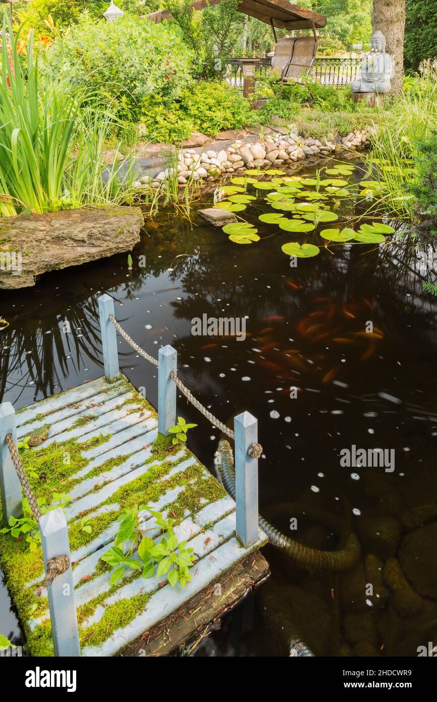 Estanque con puente colgante de madera en miniatura pintado de azul