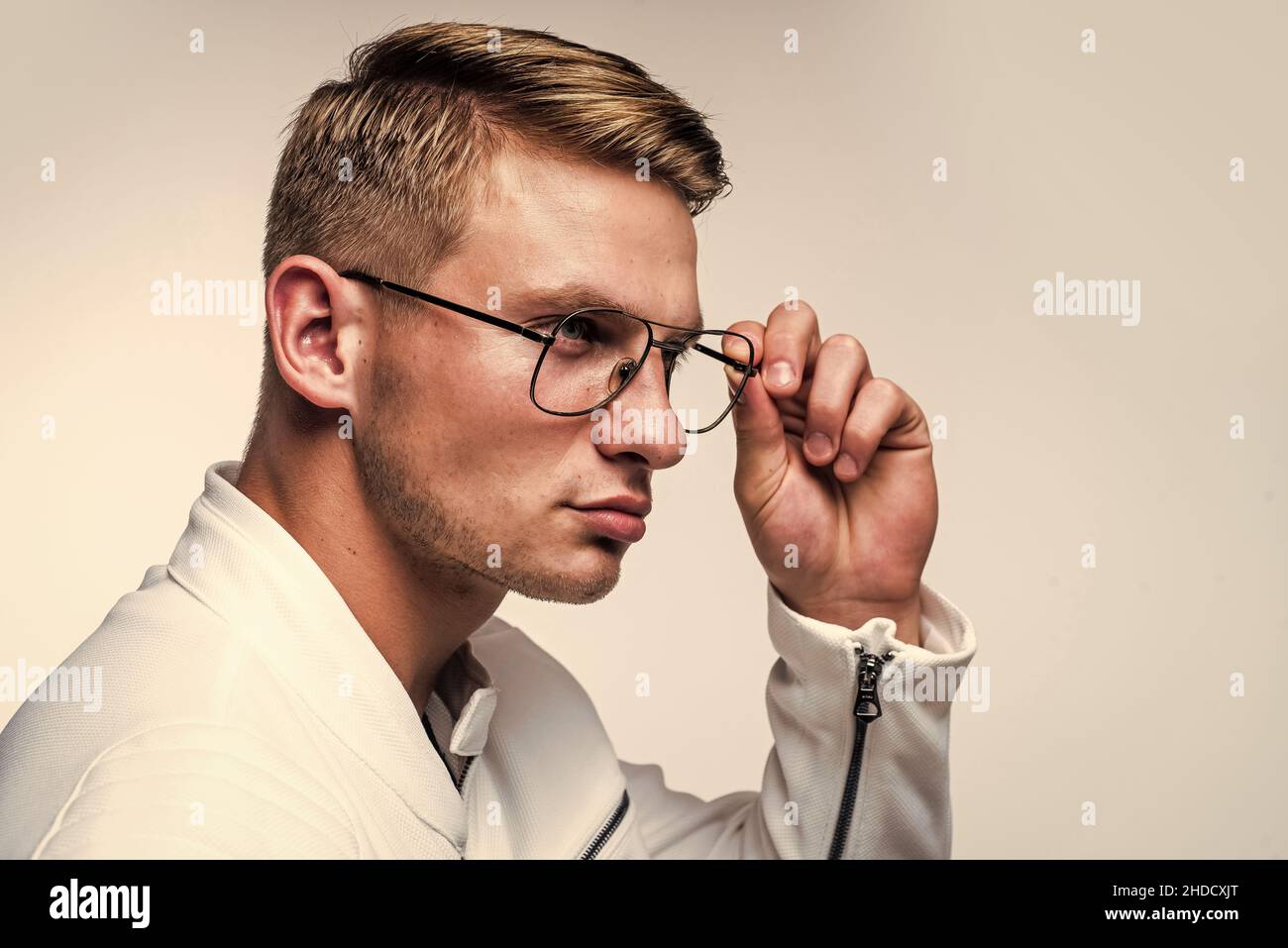 Gafas de moda que desea usar. El hombre serio fija las gafas